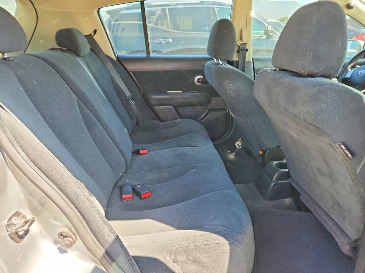 2010 Nissan Versa Hatchback 1.8 S Серый vin: 3N1BC1CP5AL435876