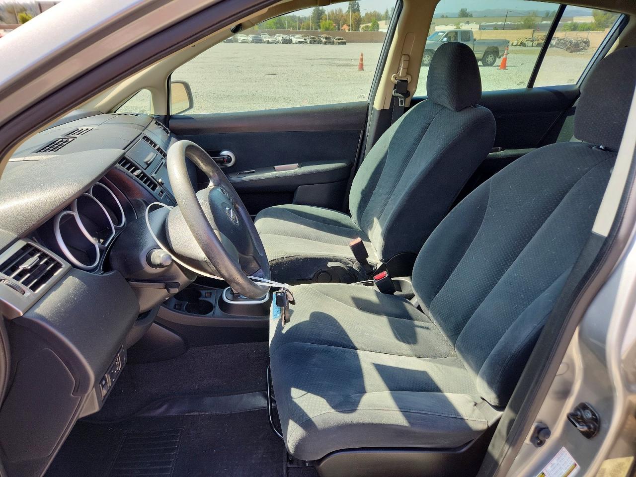 2010 Nissan Versa Hatchback 1.8 S Серый vin: 3N1BC1CP5AL435876