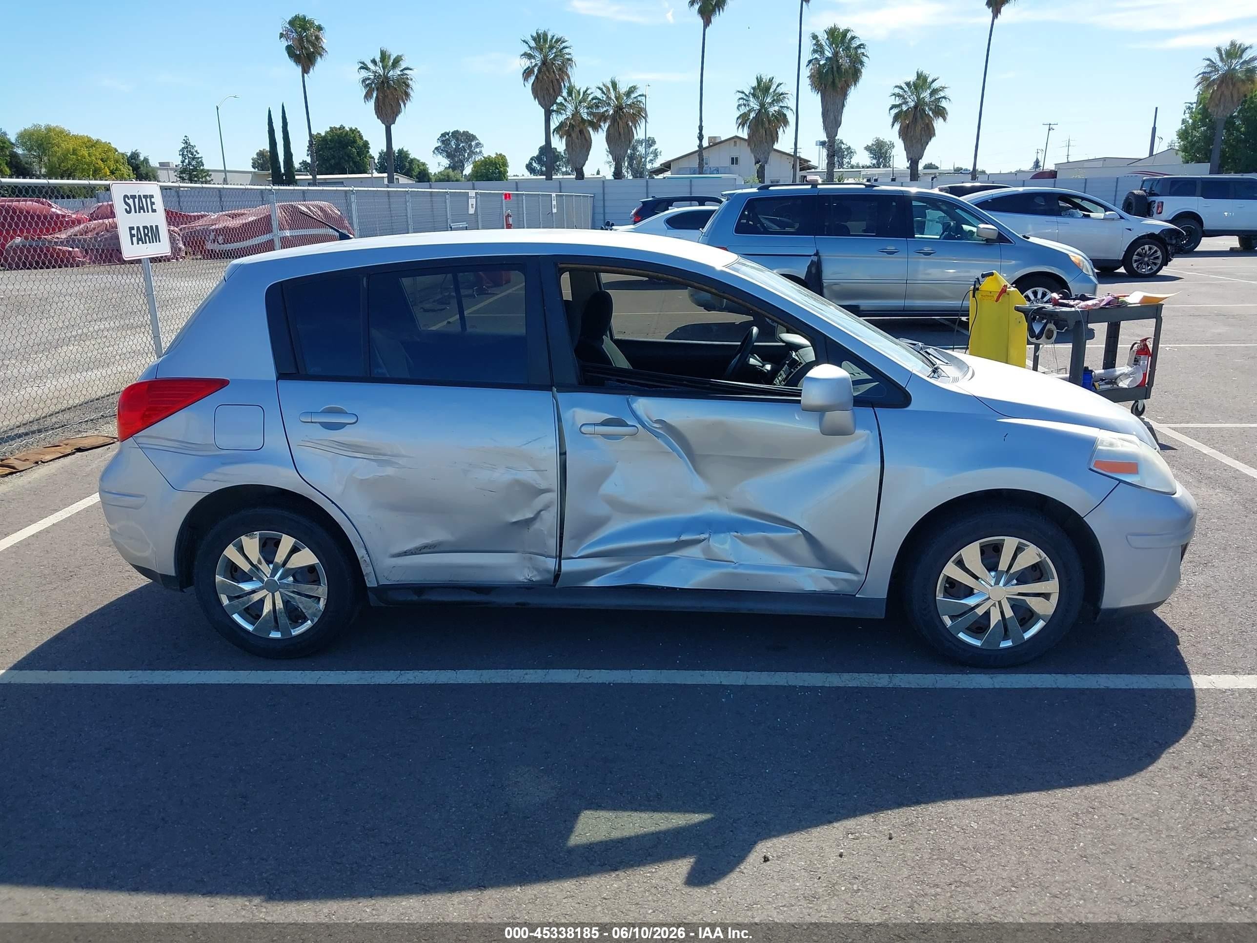 2011 Nissan Versa 1.8s Silver vin: 3N1BC1CP5BL509508