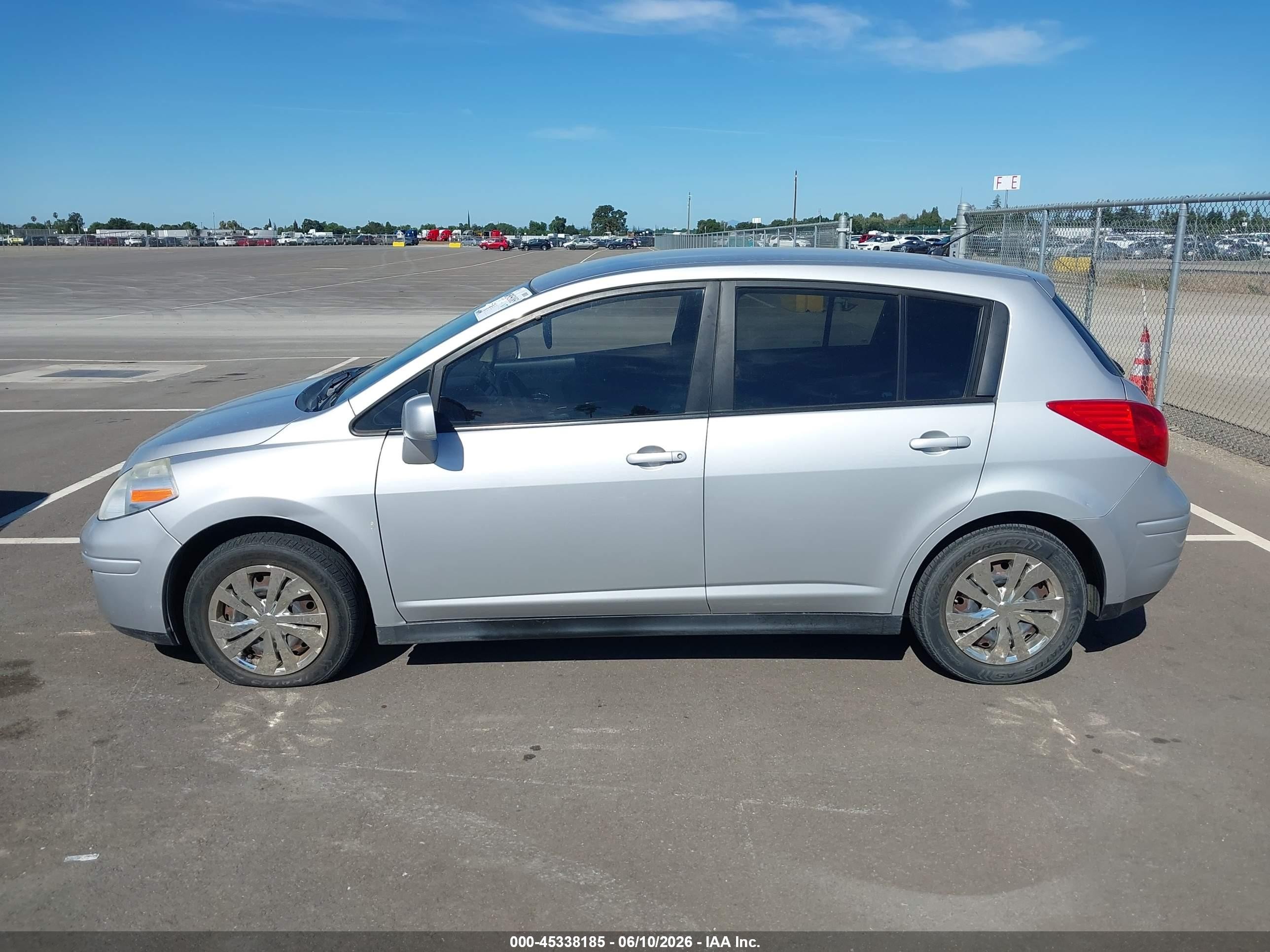 2011 Nissan Versa 1.8s Silver vin: 3N1BC1CP5BL509508