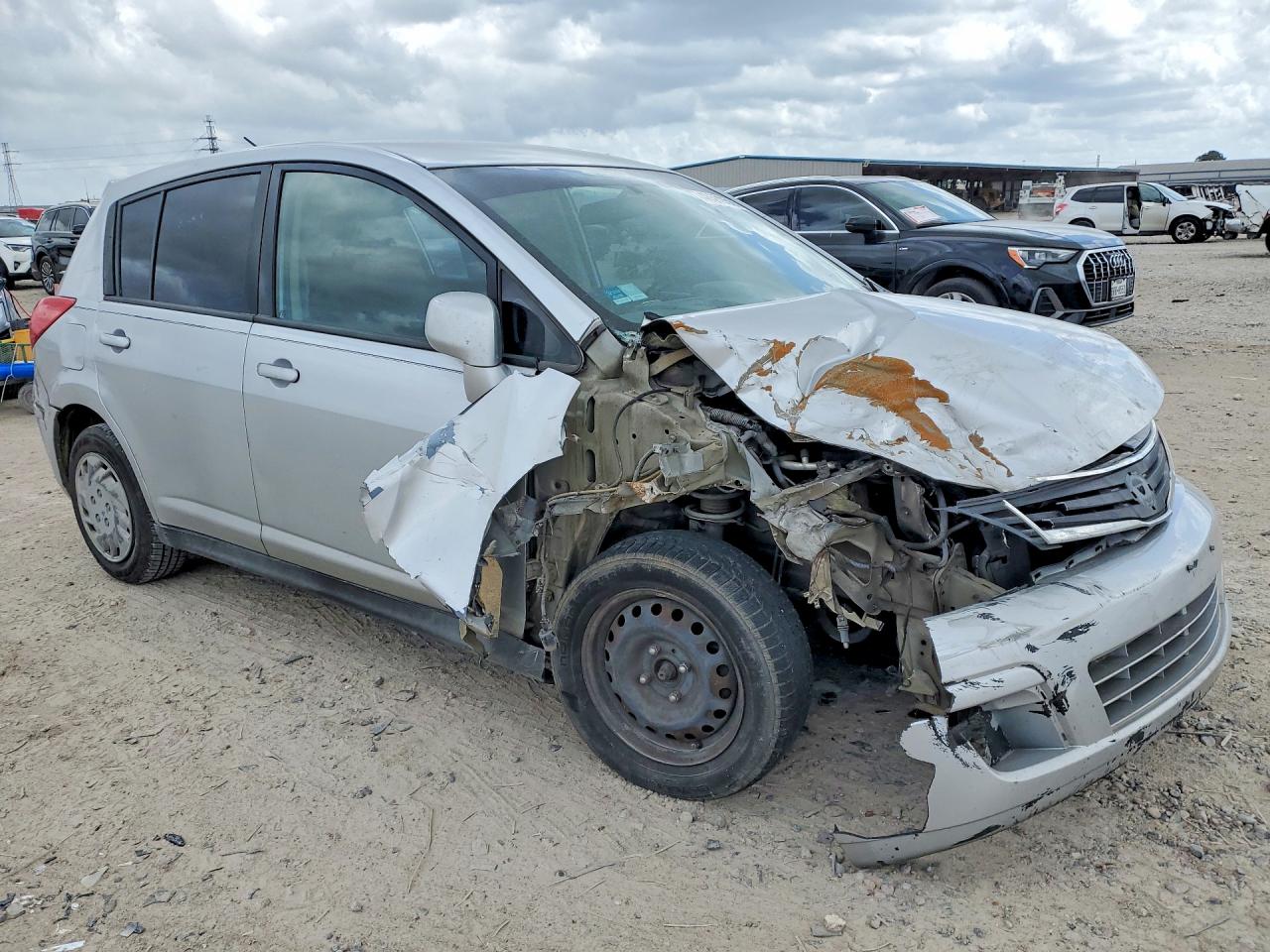 2011 Nissan Versa Silver vin: 3N1BC1CP6BL376225