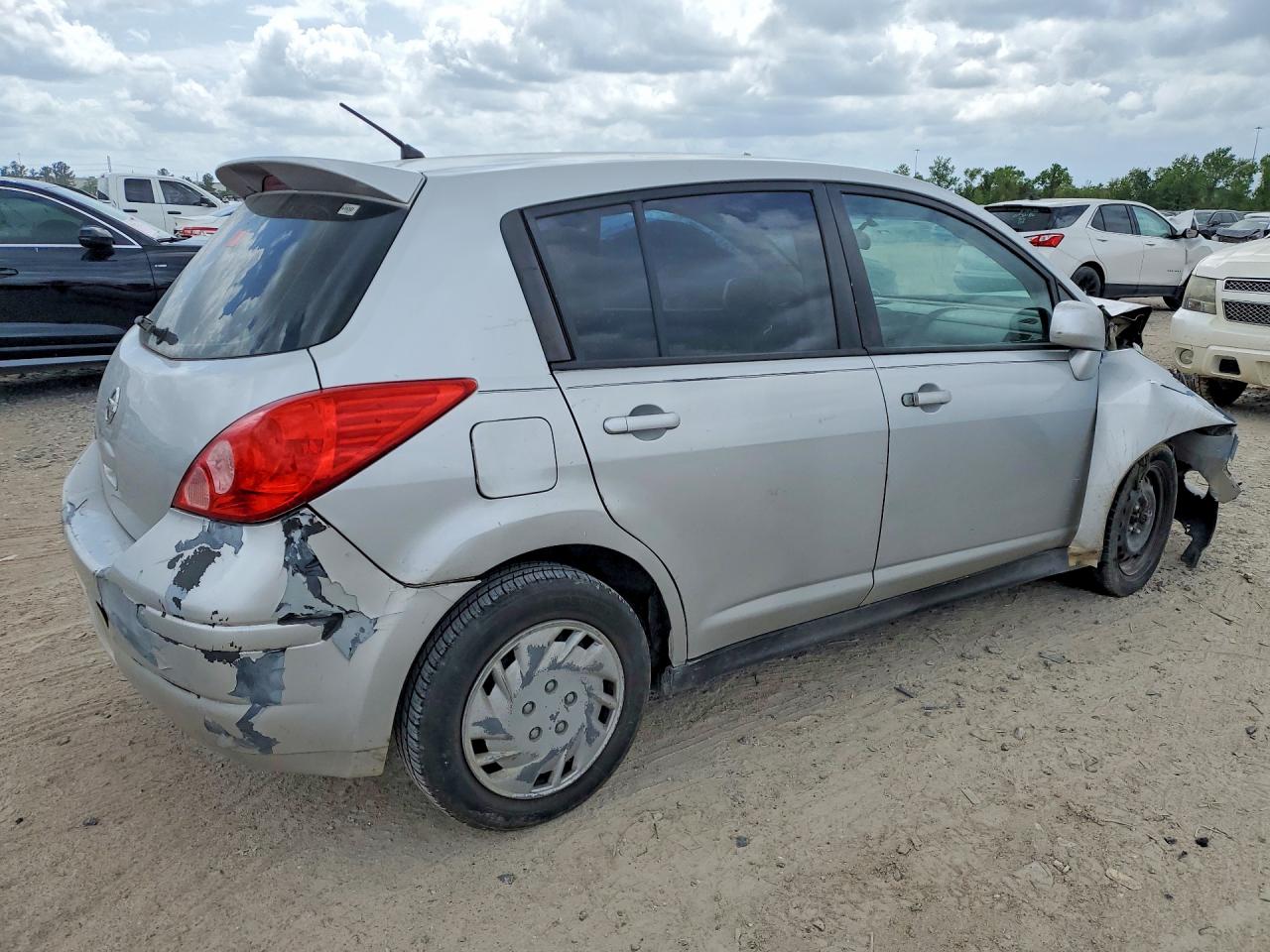 2011 Nissan Versa Silver vin: 3N1BC1CP6BL376225