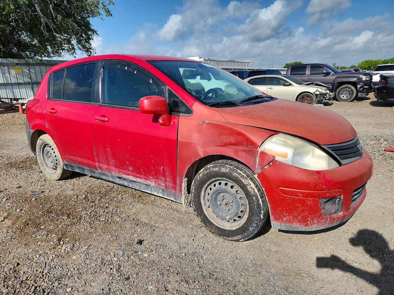 2011 Nissan Versa 1.8 S Red vin: 3N1BC1CP6BL387550