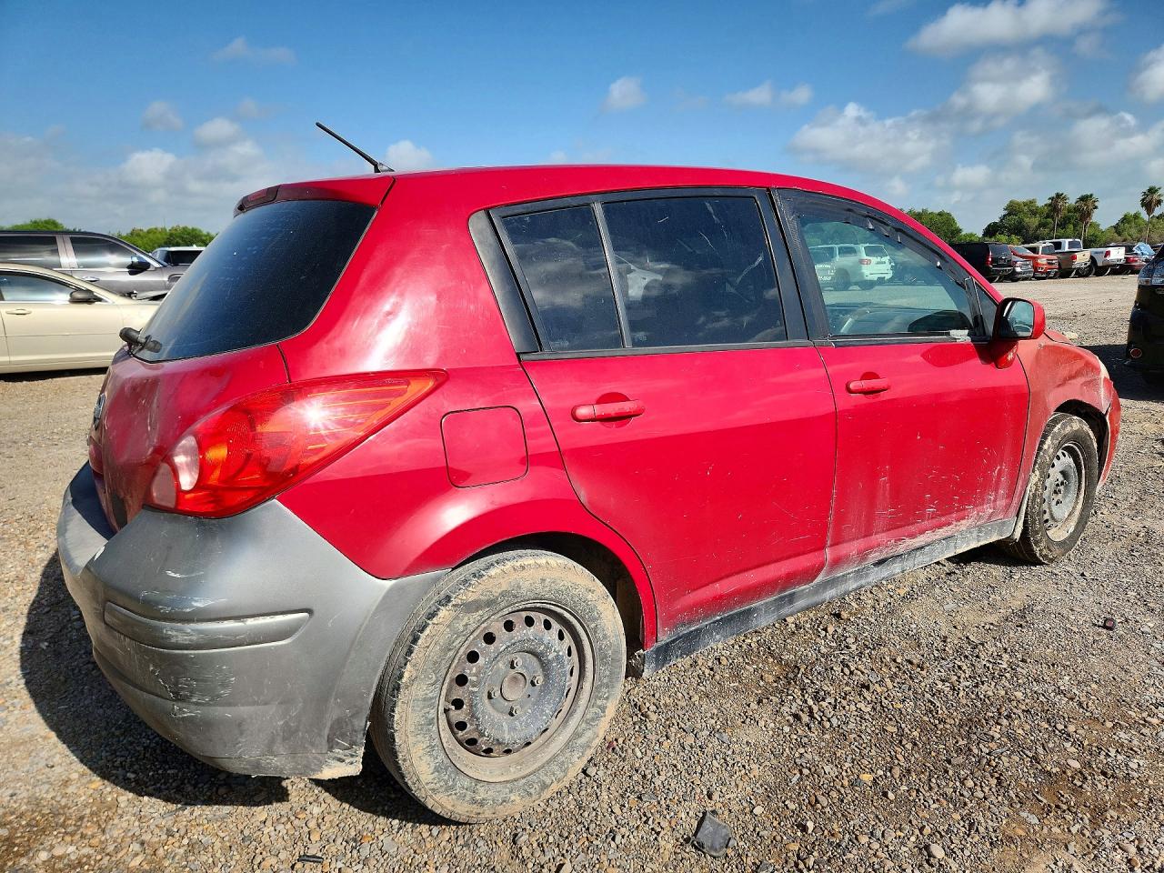 2011 Nissan Versa 1.8 S Red vin: 3N1BC1CP6BL387550