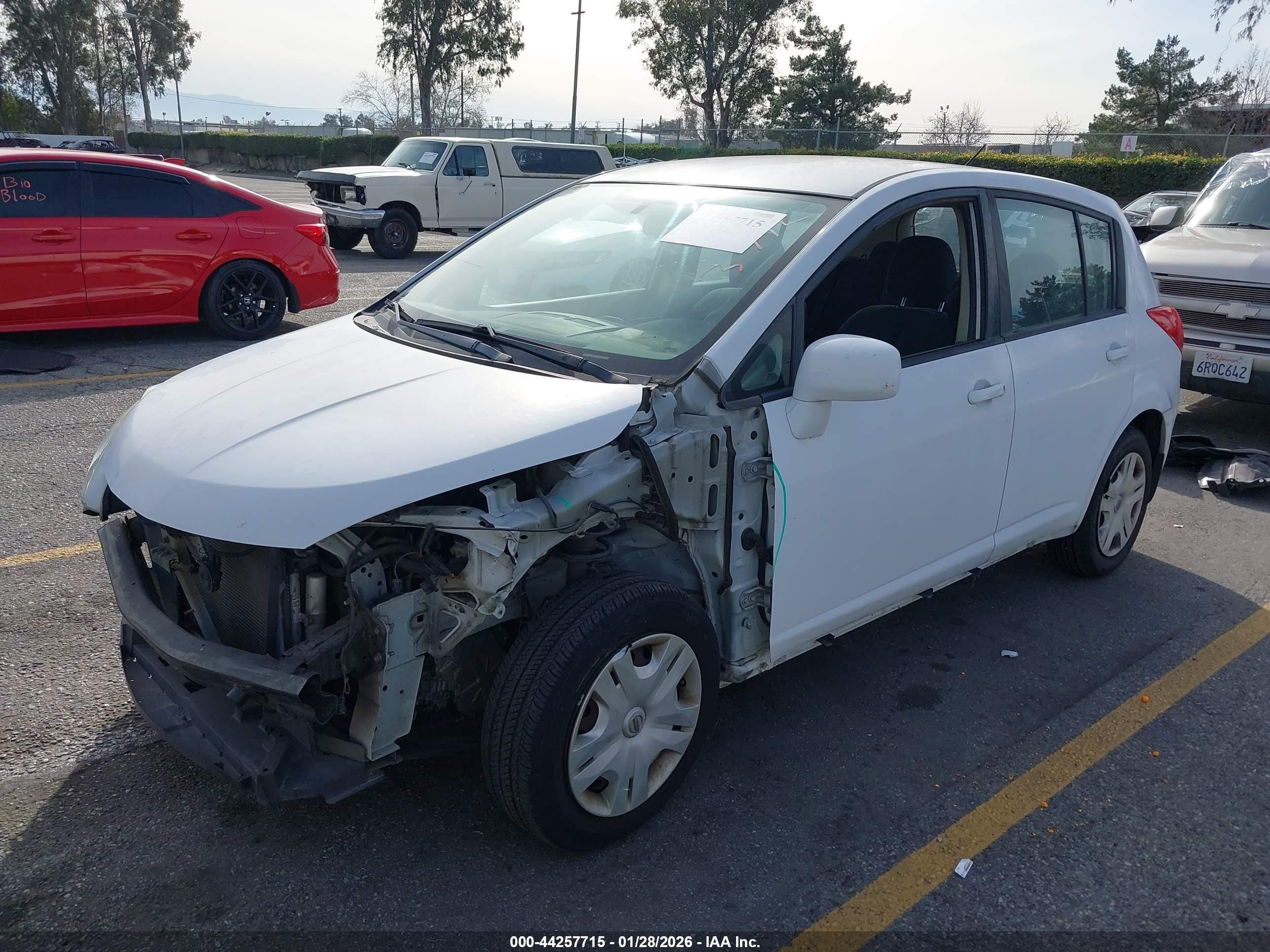 2010 Nissan Versa 1.8s Белый vin: 3N1BC1CP7AL380198