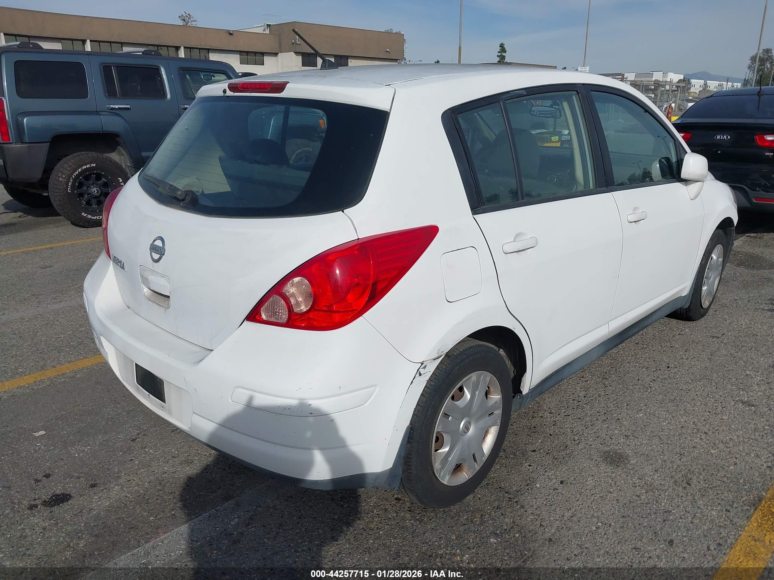 2010 Nissan Versa 1.8s Белый vin: 3N1BC1CP7AL380198