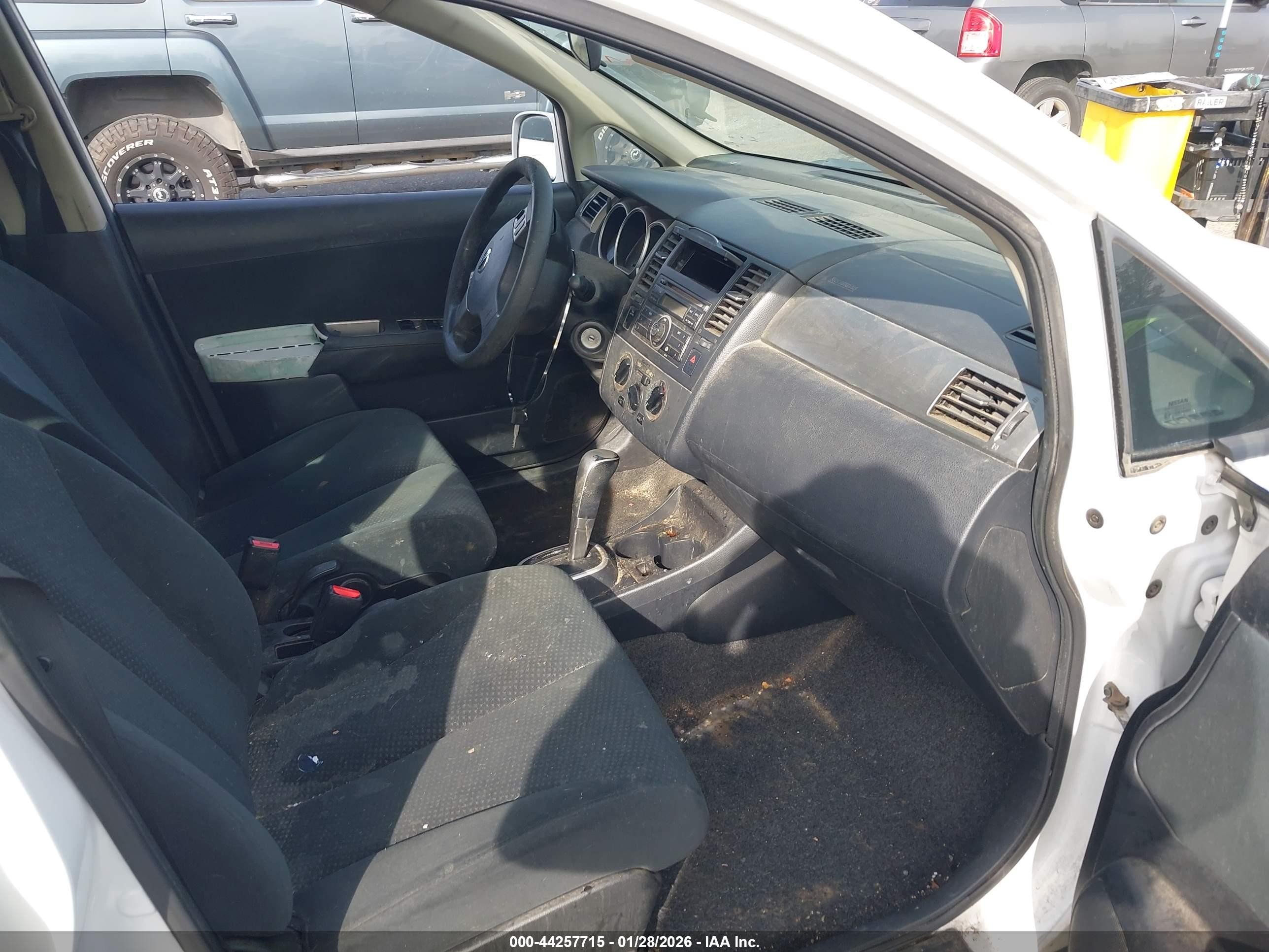 2010 Nissan Versa 1.8s Белый vin: 3N1BC1CP7AL380198