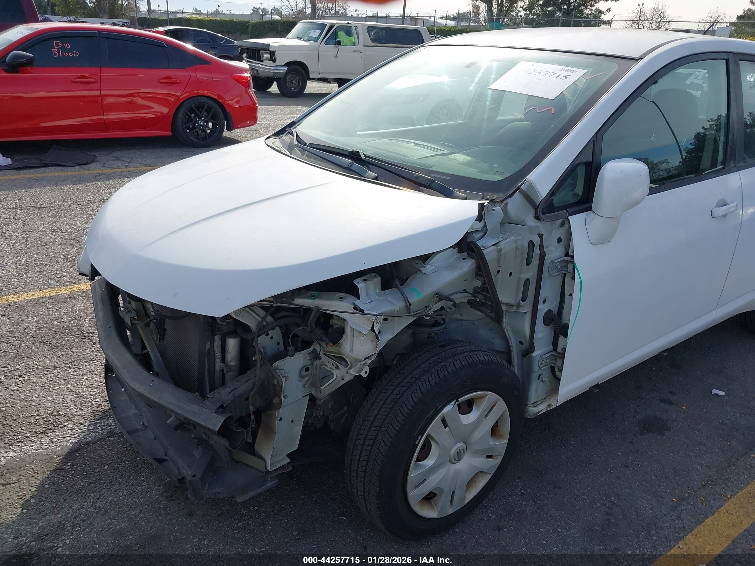 2010 Nissan Versa 1.8s Белый vin: 3N1BC1CP7AL380198