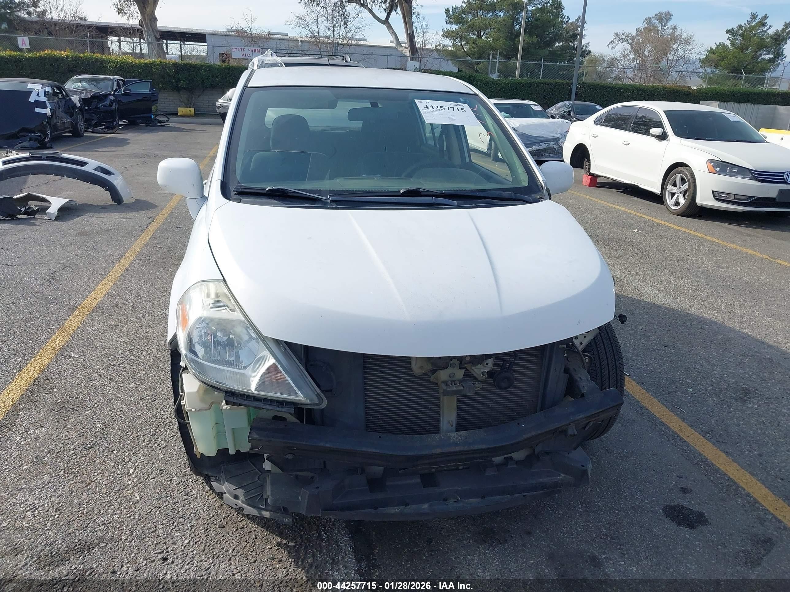 2010 Nissan Versa 1.8s Белый vin: 3N1BC1CP7AL380198