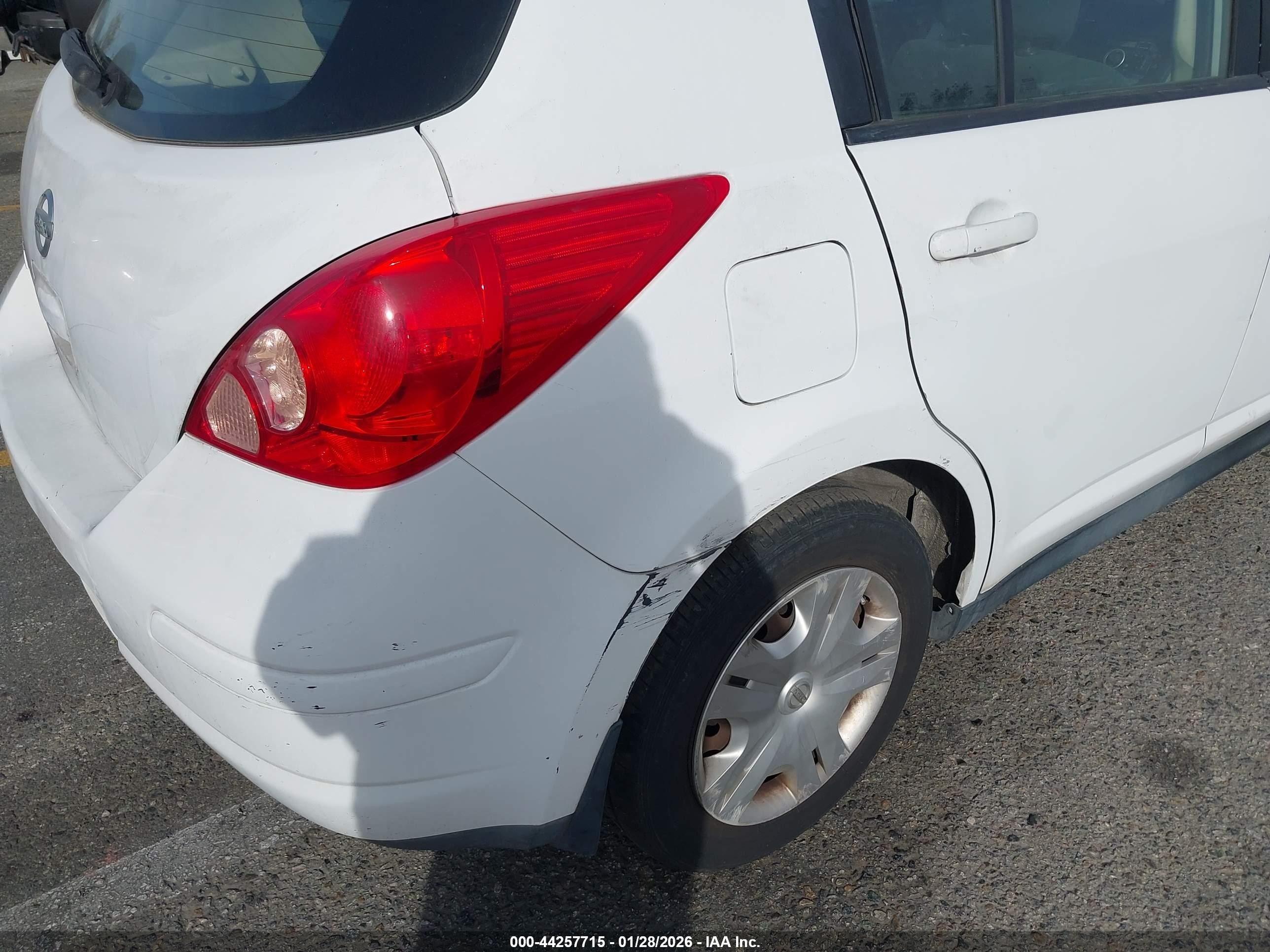 2010 Nissan Versa 1.8s Белый vin: 3N1BC1CP7AL380198