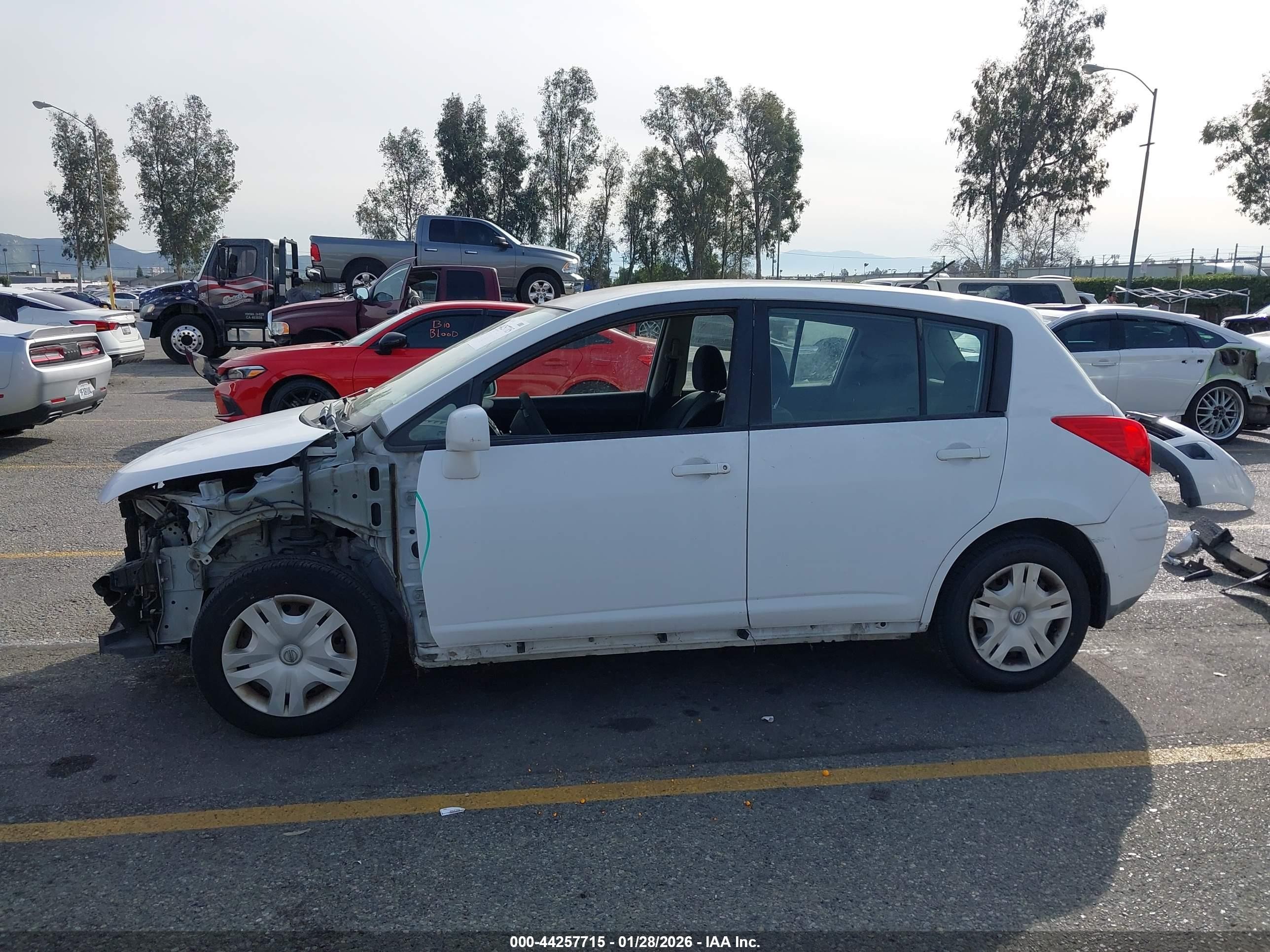 2010 Nissan Versa 1.8s Белый vin: 3N1BC1CP7AL380198