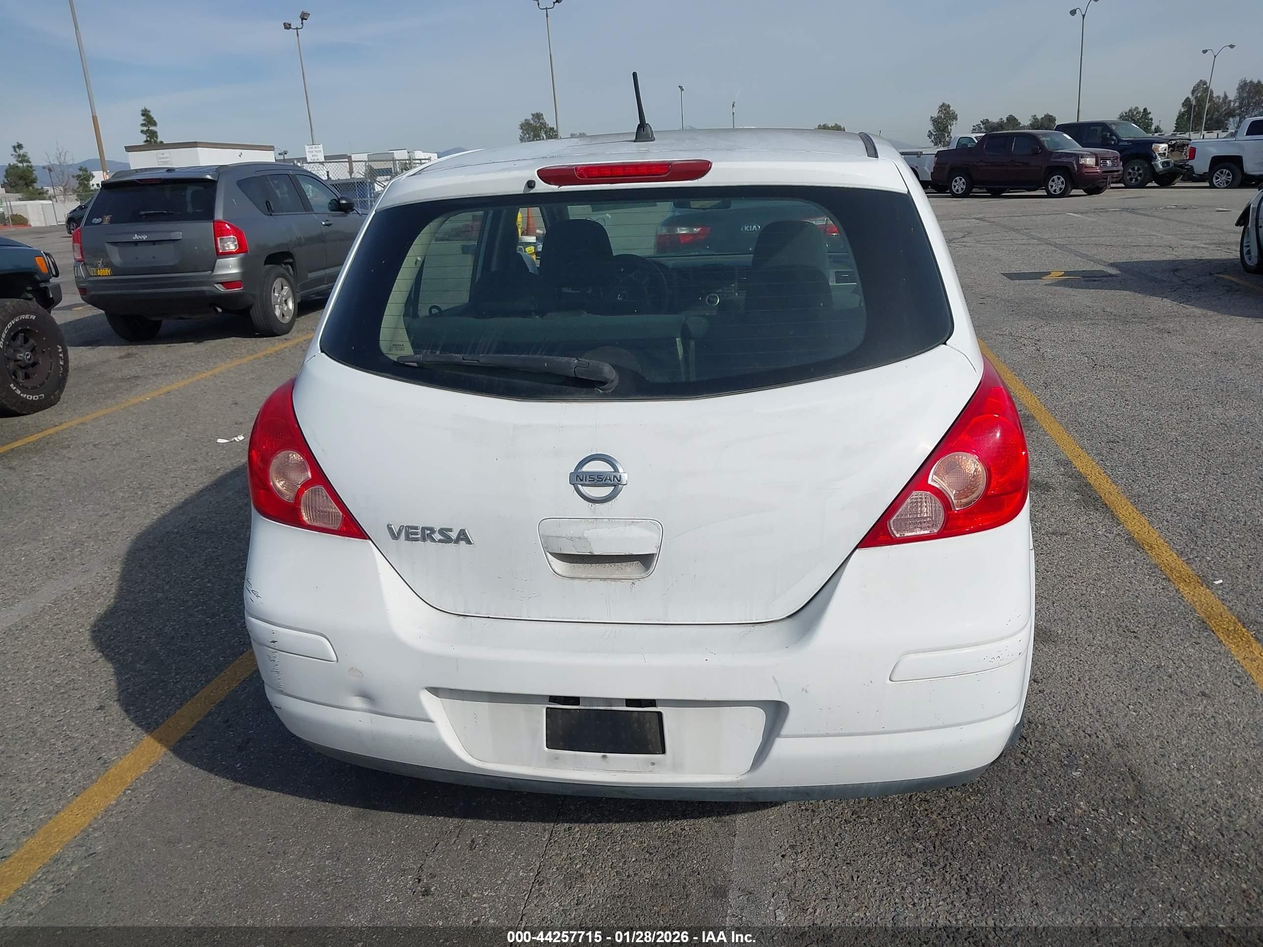 2010 Nissan Versa 1.8s Белый vin: 3N1BC1CP7AL380198