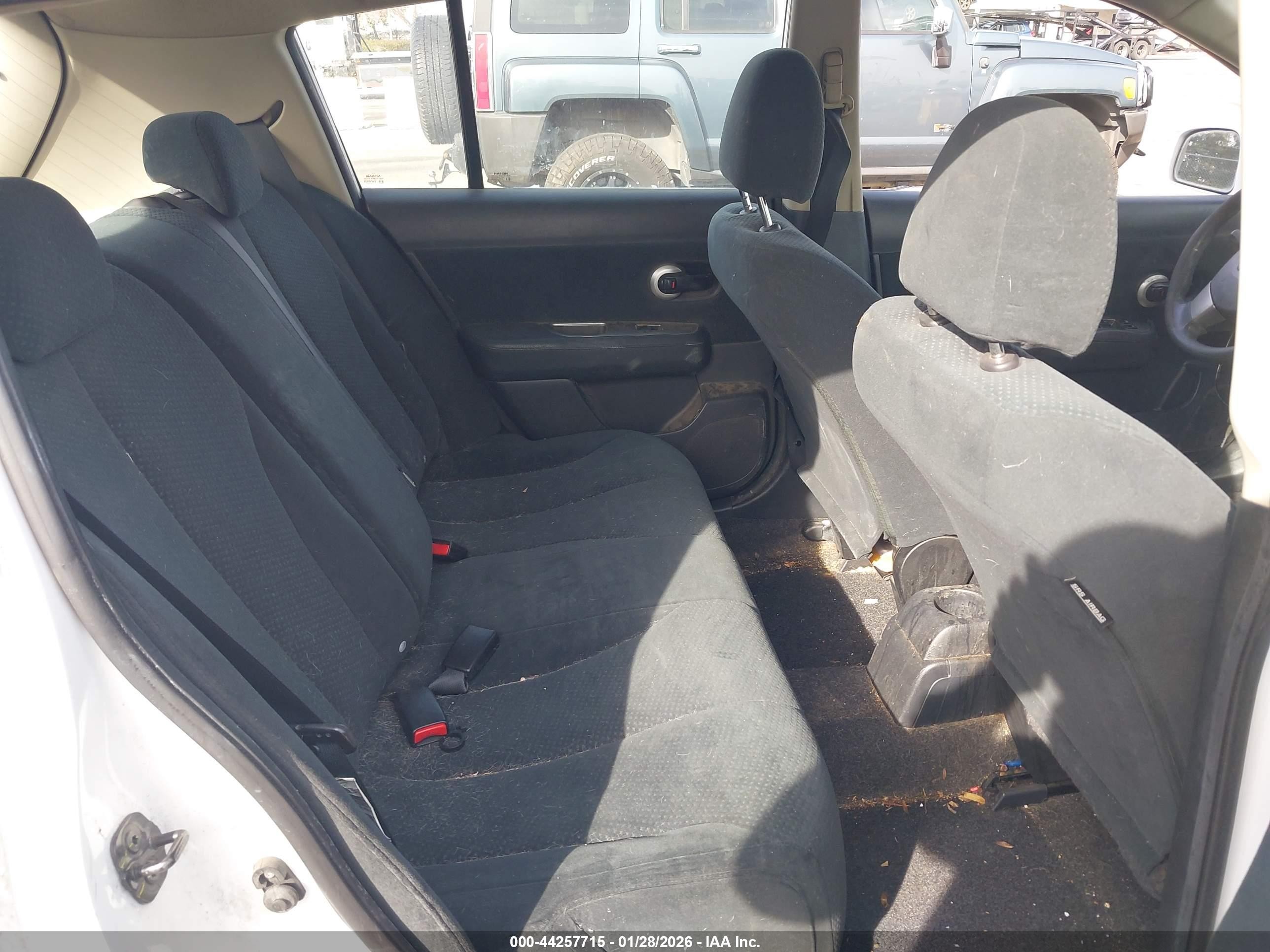 2010 Nissan Versa 1.8s Белый vin: 3N1BC1CP7AL380198
