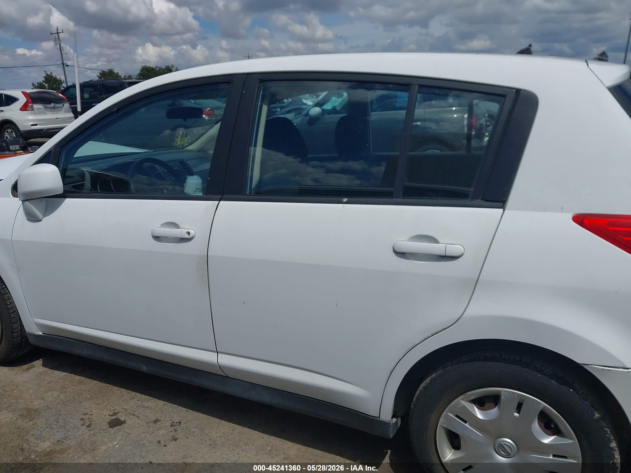 2010 Nissan Versa 1.8s Белый vin: 3N1BC1CP7AL438875