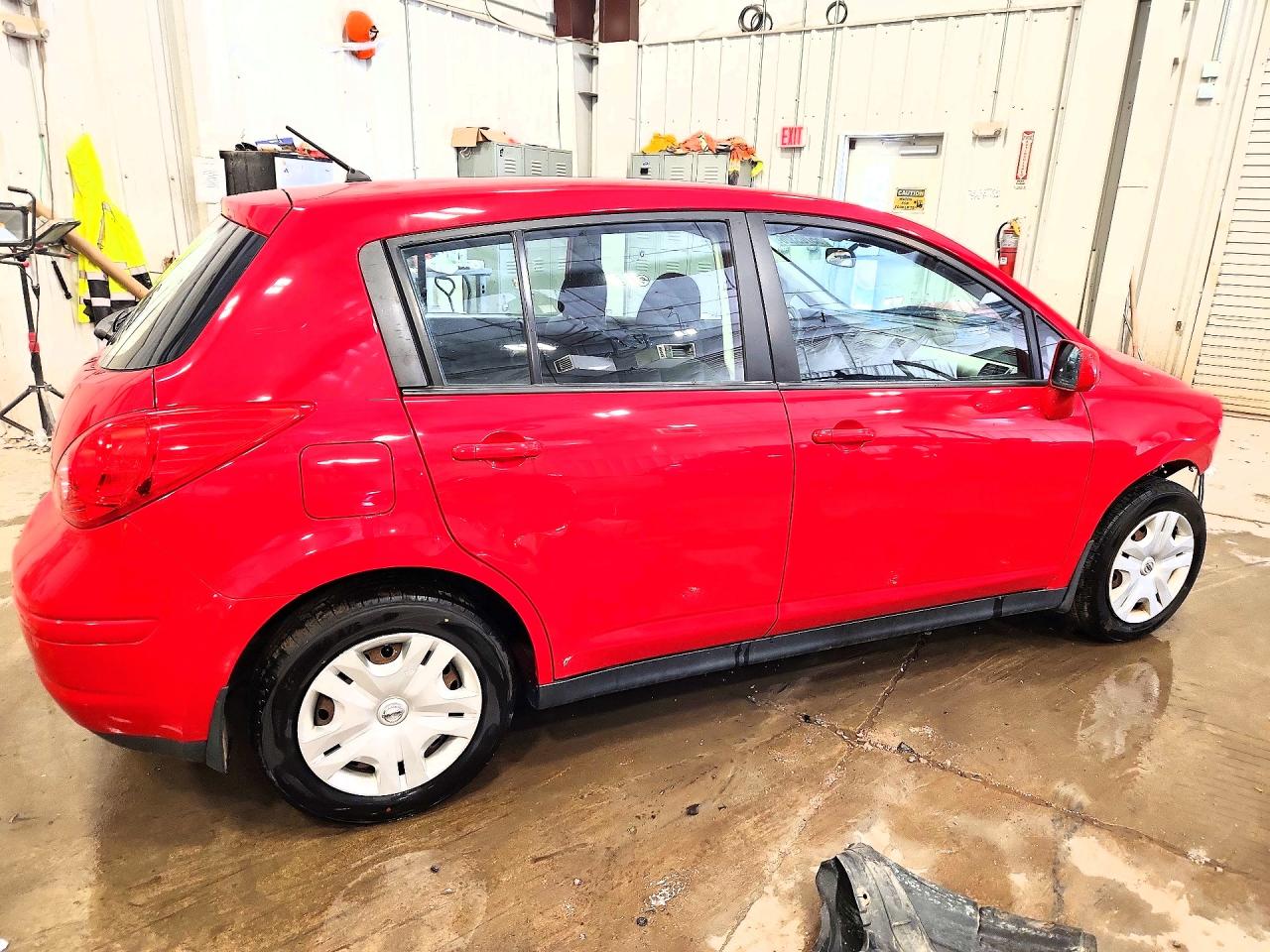 2010 Nissan Versa 1.8 S Red vin: 3N1BC1CP7AL444952