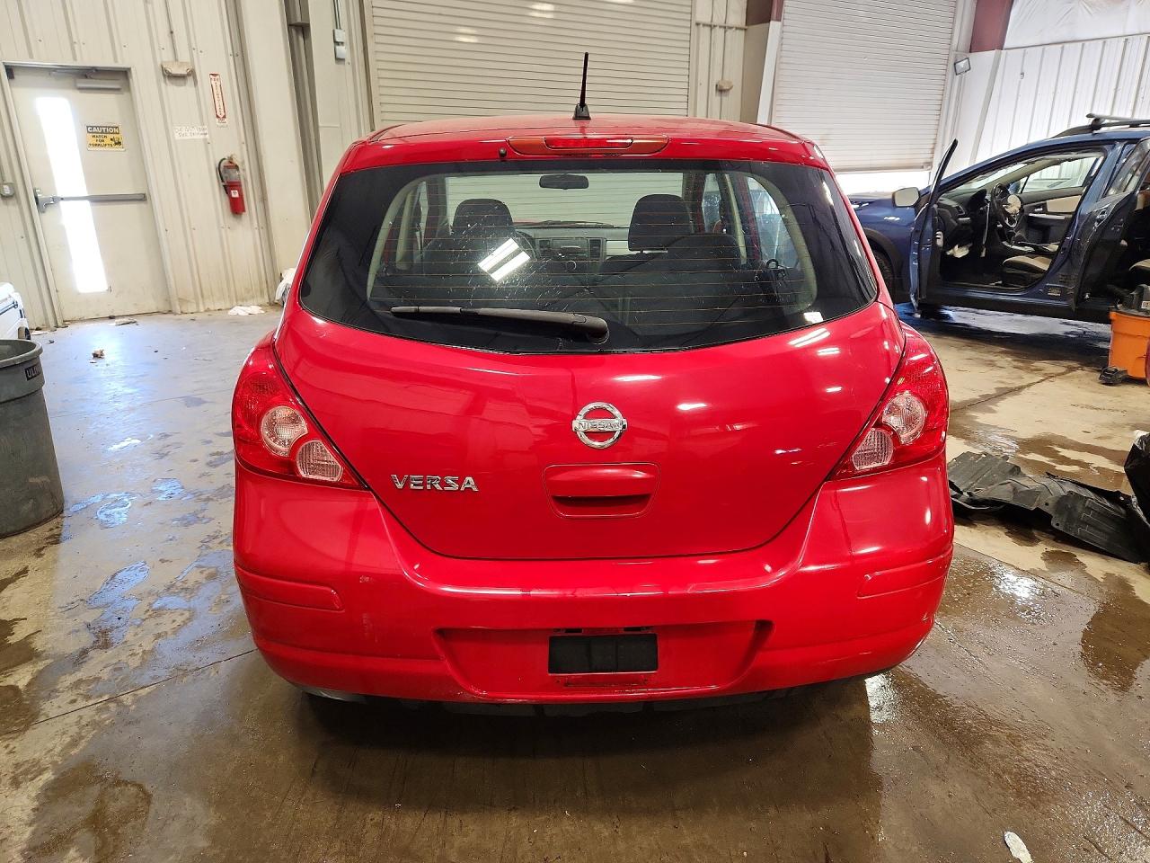 2010 Nissan Versa 1.8 S Red vin: 3N1BC1CP7AL444952