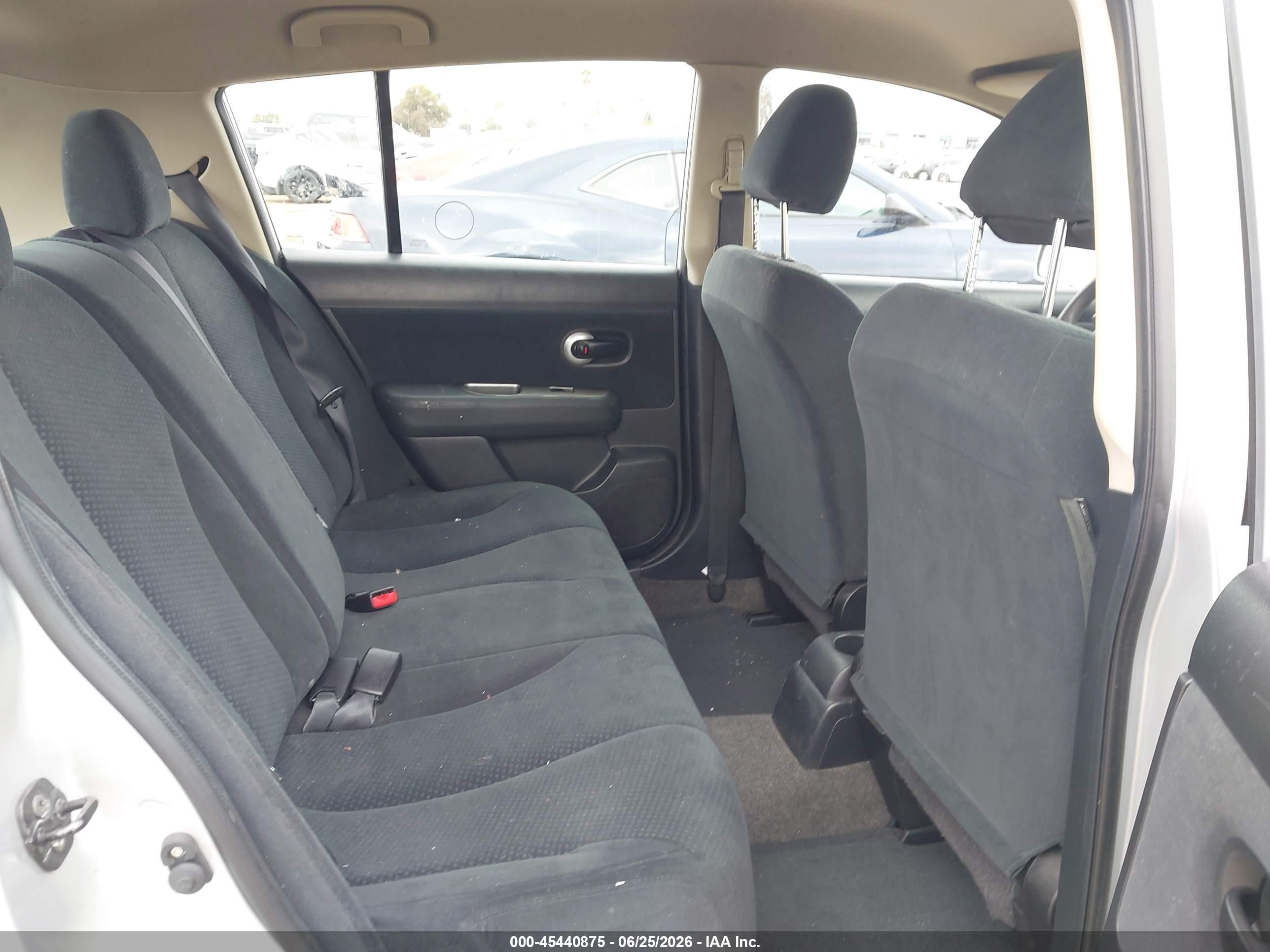 2011 Nissan Versa 1.8s Silver vin: 3N1BC1CP7BL371423