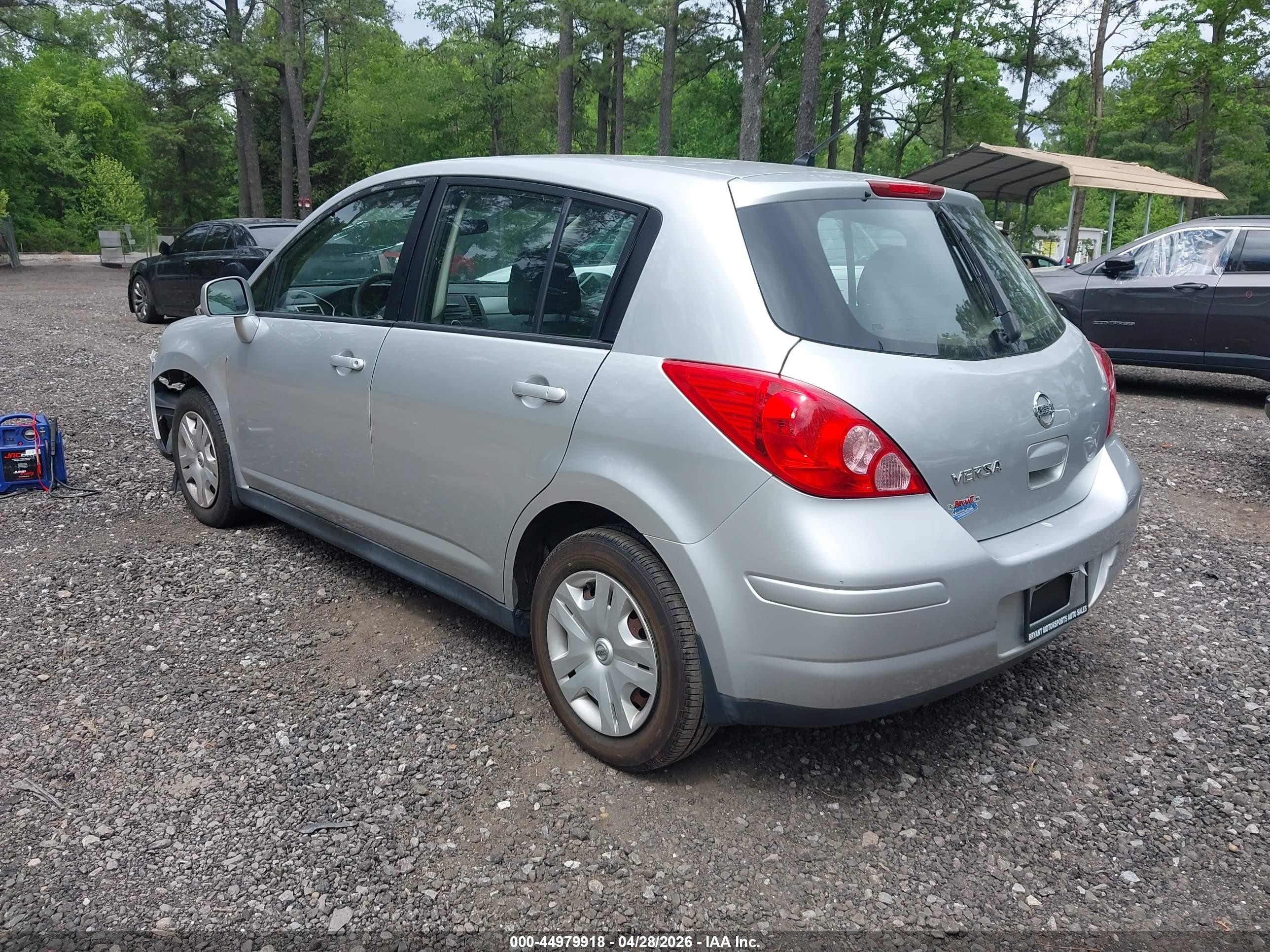 2011 Nissan Versa 1.8s Silver vin: 3N1BC1CP7BL404405