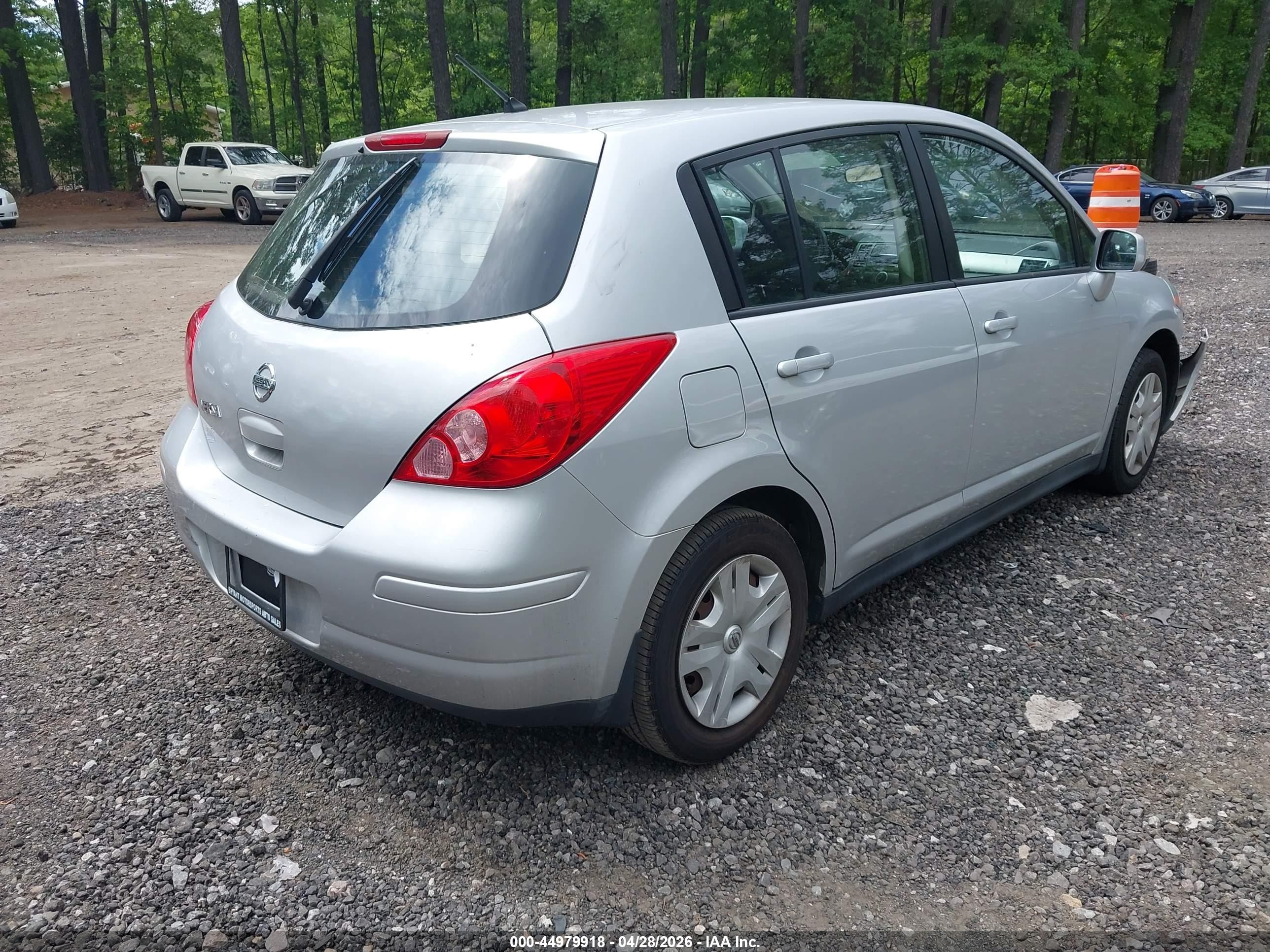 2011 Nissan Versa 1.8s Silver vin: 3N1BC1CP7BL404405