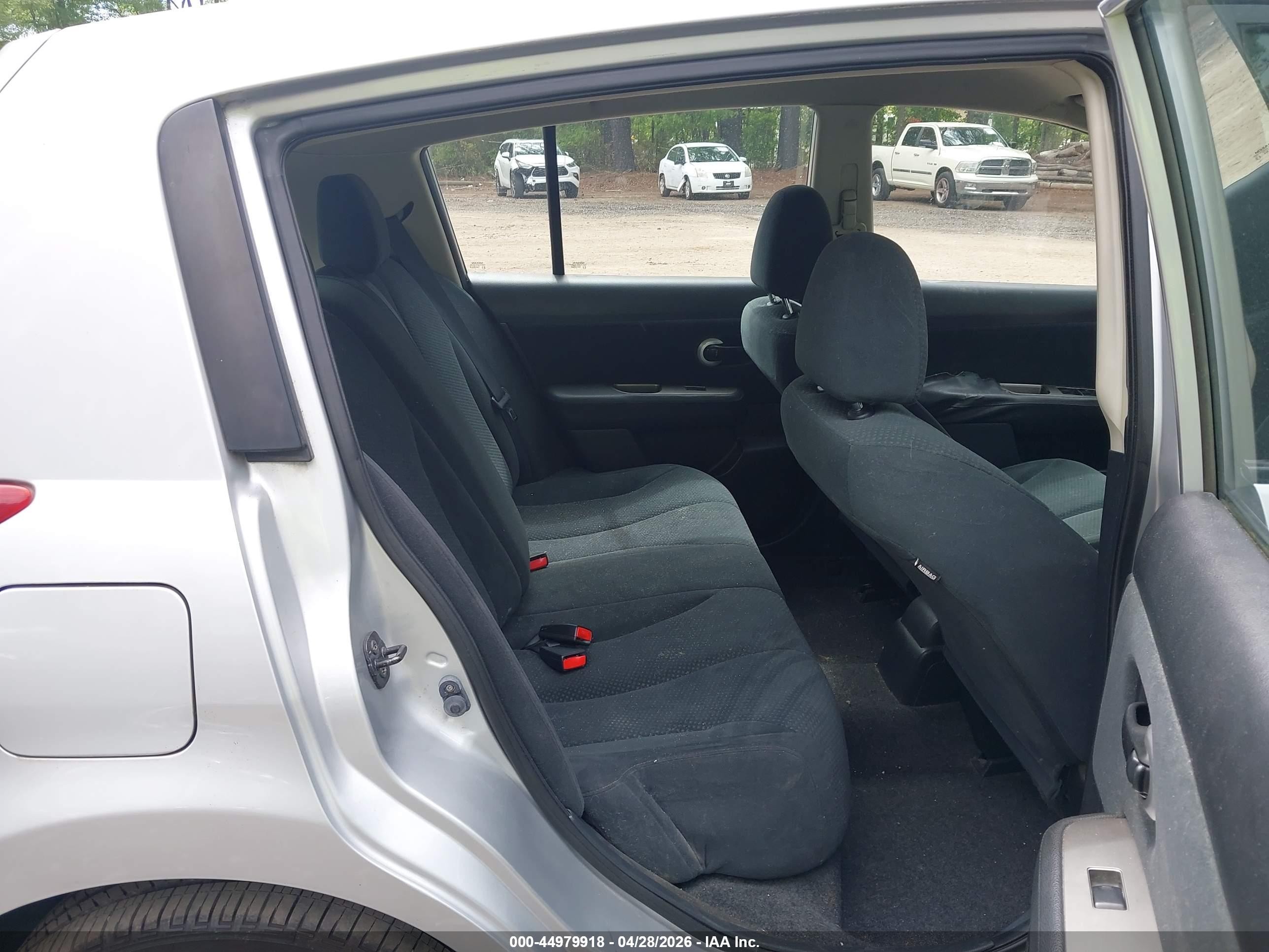 2011 Nissan Versa 1.8s Silver vin: 3N1BC1CP7BL404405