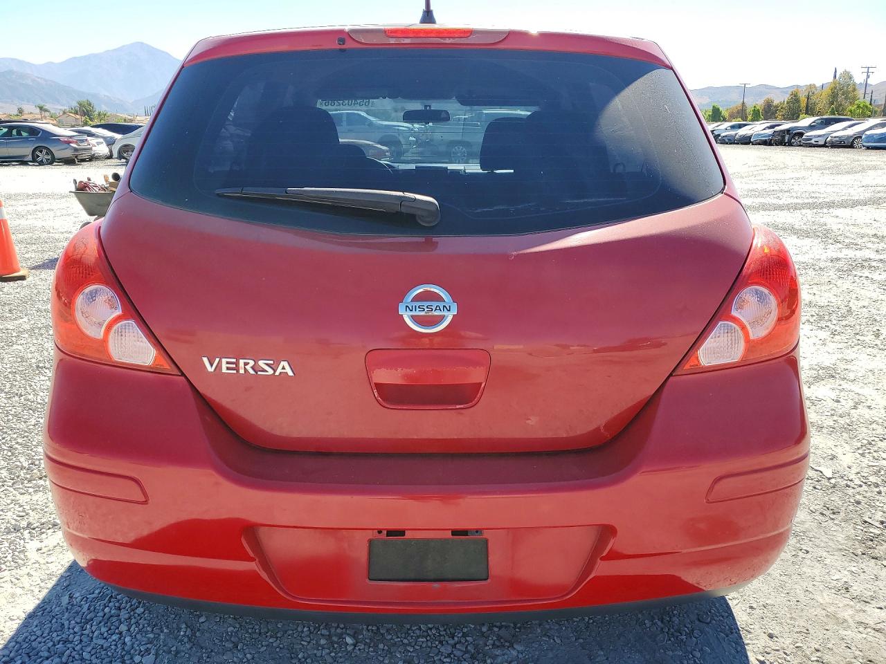2011 Nissan Versa 1.8 S Red vin: 3N1BC1CP7BL503287
