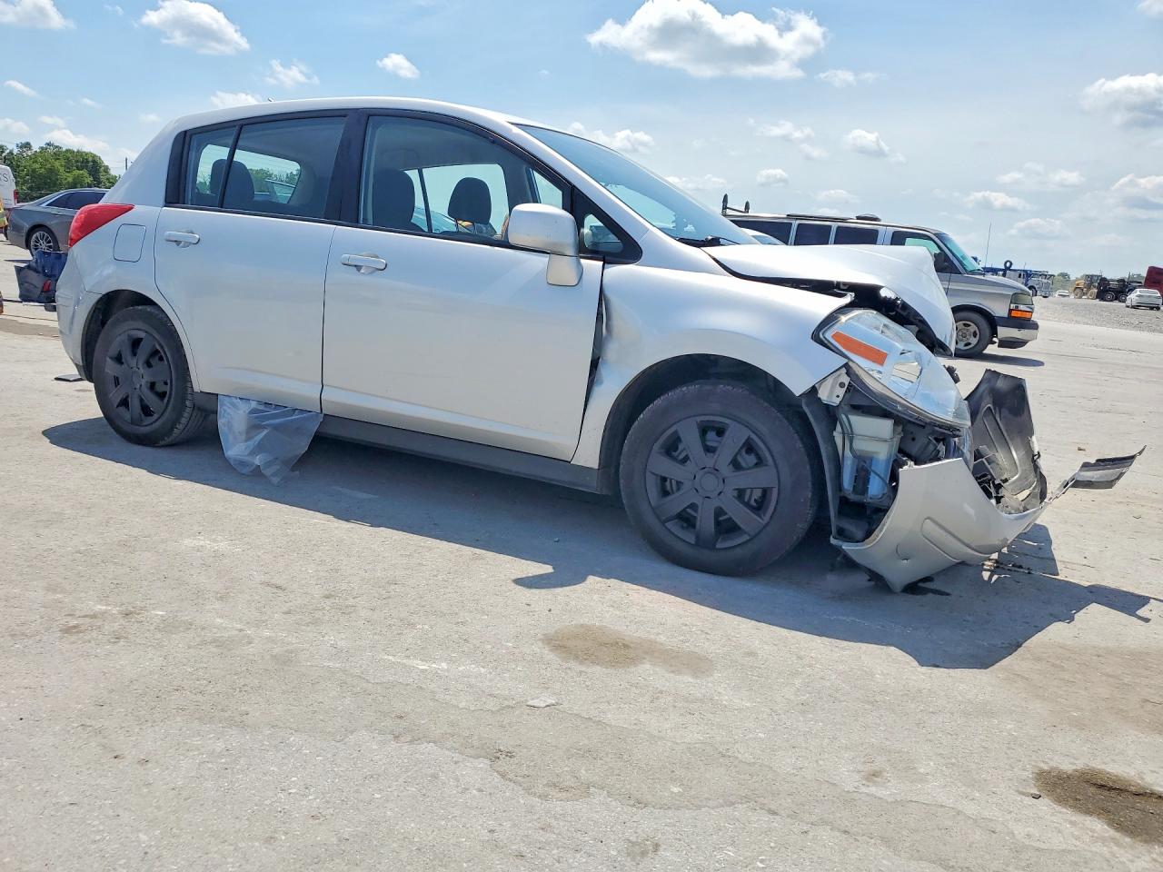 2011 Nissan Versa 1.8 S Silver vin: 3N1BC1CP8BL363492