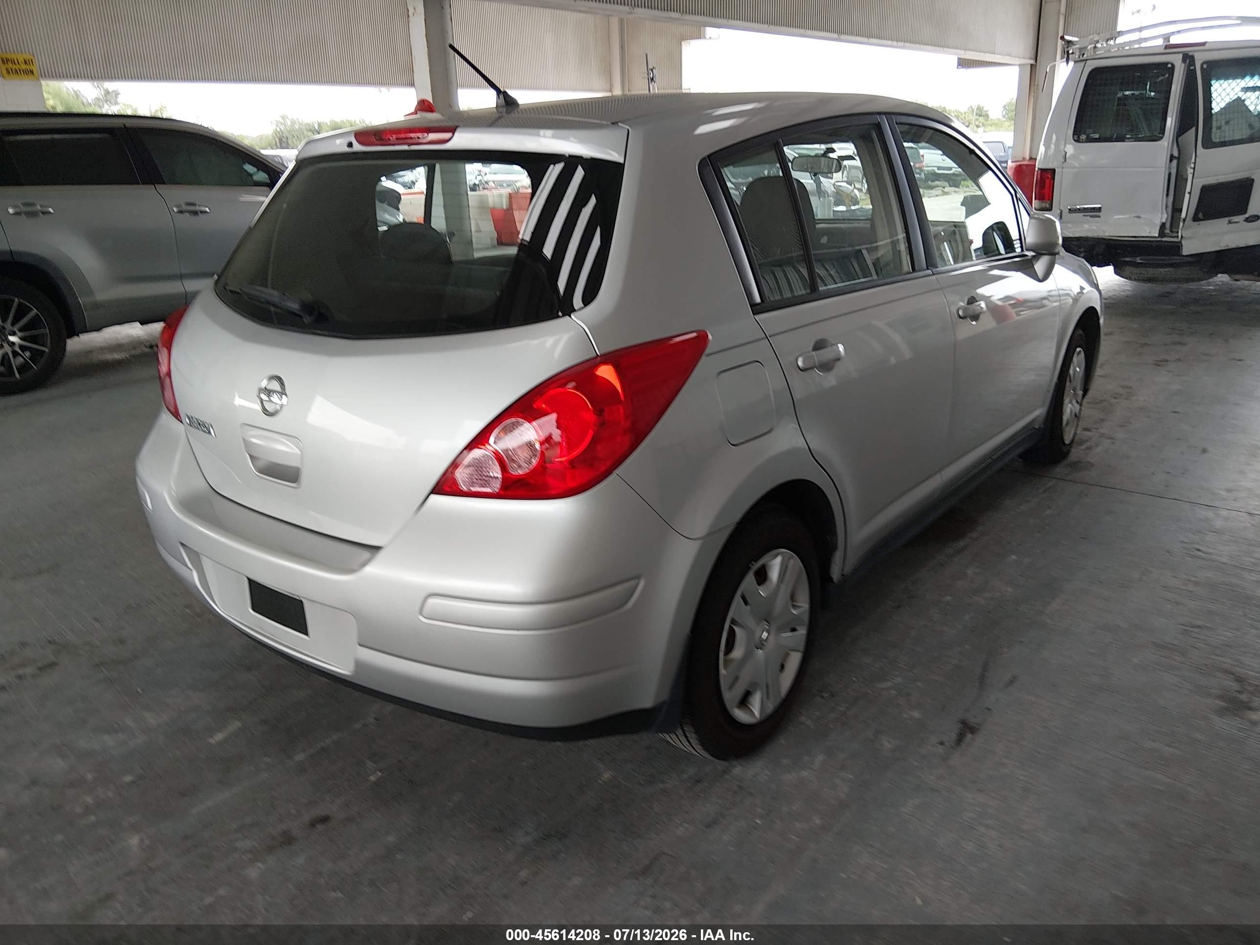 2011 Nissan Versa 1.8s Silver vin: 3N1BC1CP8BL411914