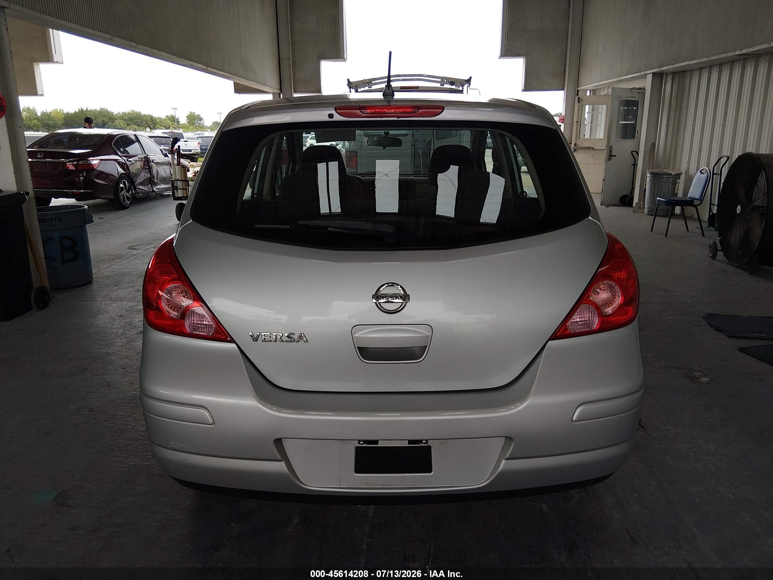 2011 Nissan Versa 1.8s Silver vin: 3N1BC1CP8BL411914