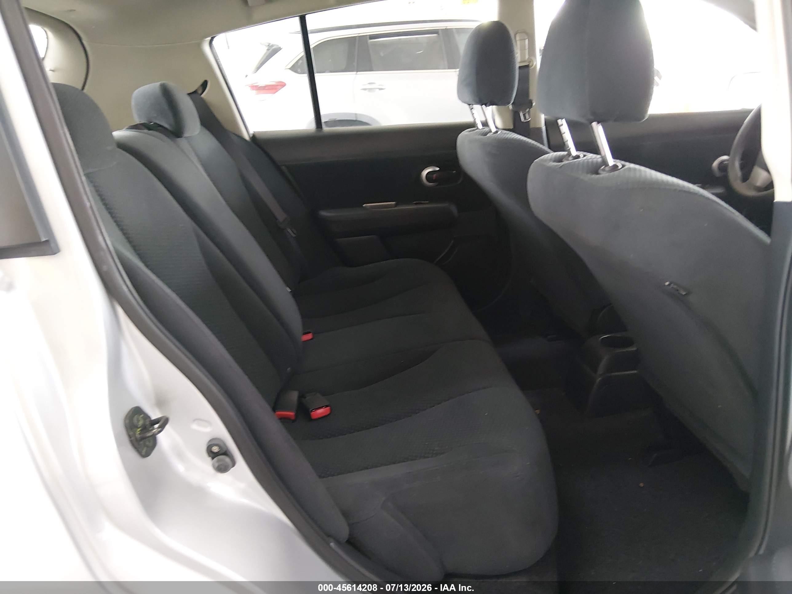 2011 Nissan Versa 1.8s Silver vin: 3N1BC1CP8BL411914