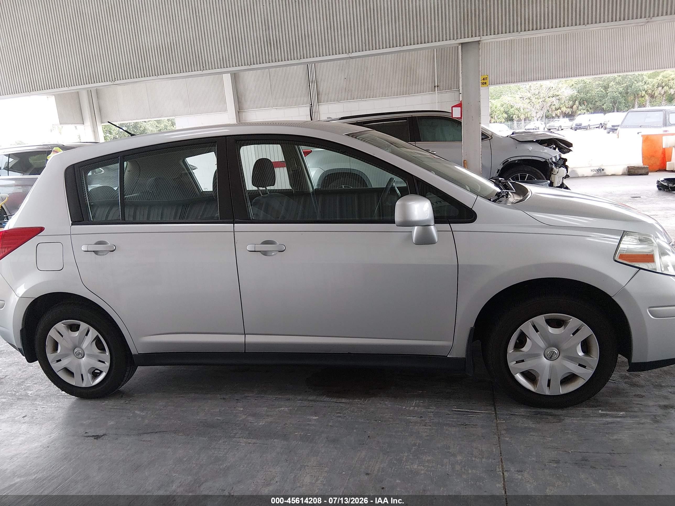 2011 Nissan Versa 1.8s Silver vin: 3N1BC1CP8BL411914