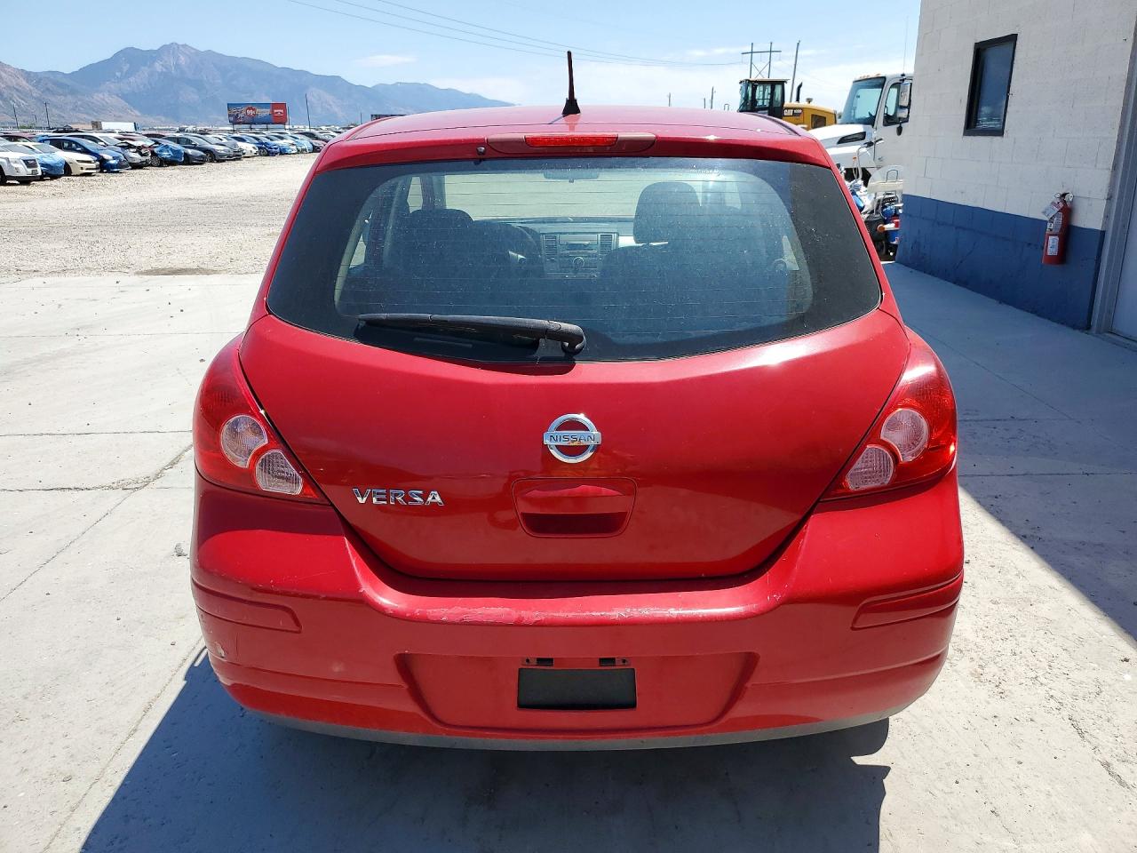 2011 Nissan Versa Красный vin: 3N1BC1CP8BL447215