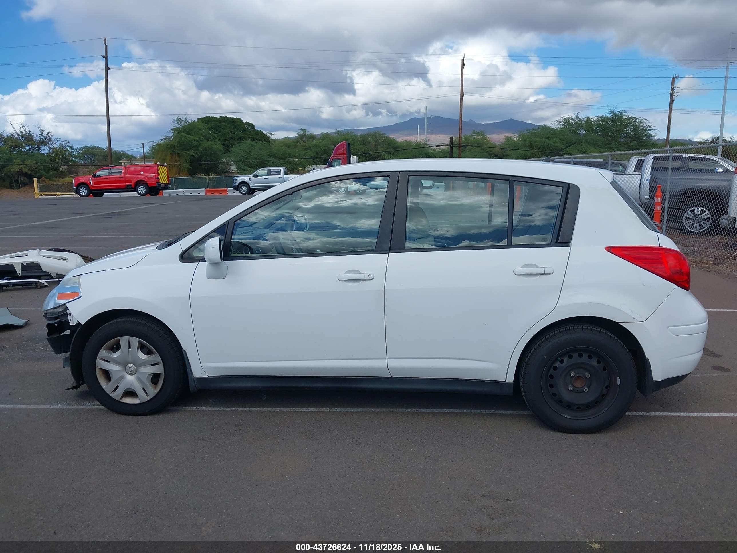 2011 Nissan Versa 1.8s White vin: 3N1BC1CP9BL452312