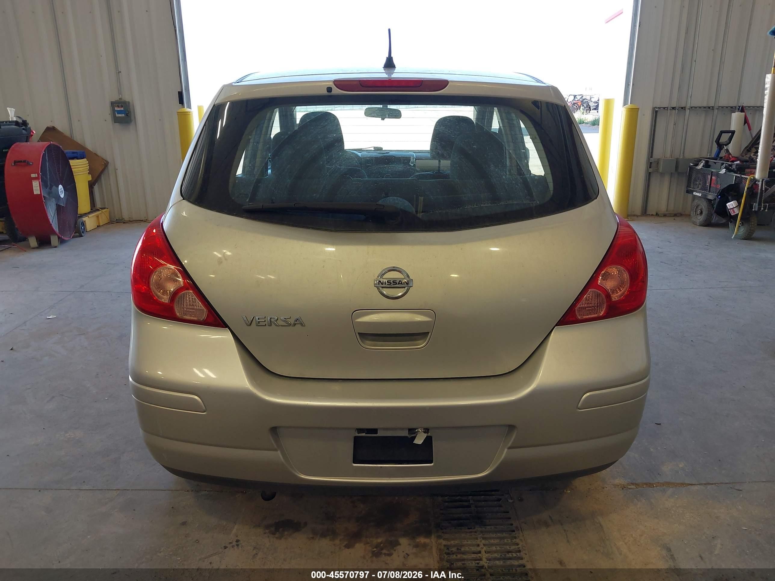 2011 Nissan Versa 1.8s Серебряный vin: 3N1BC1CP9BL474388