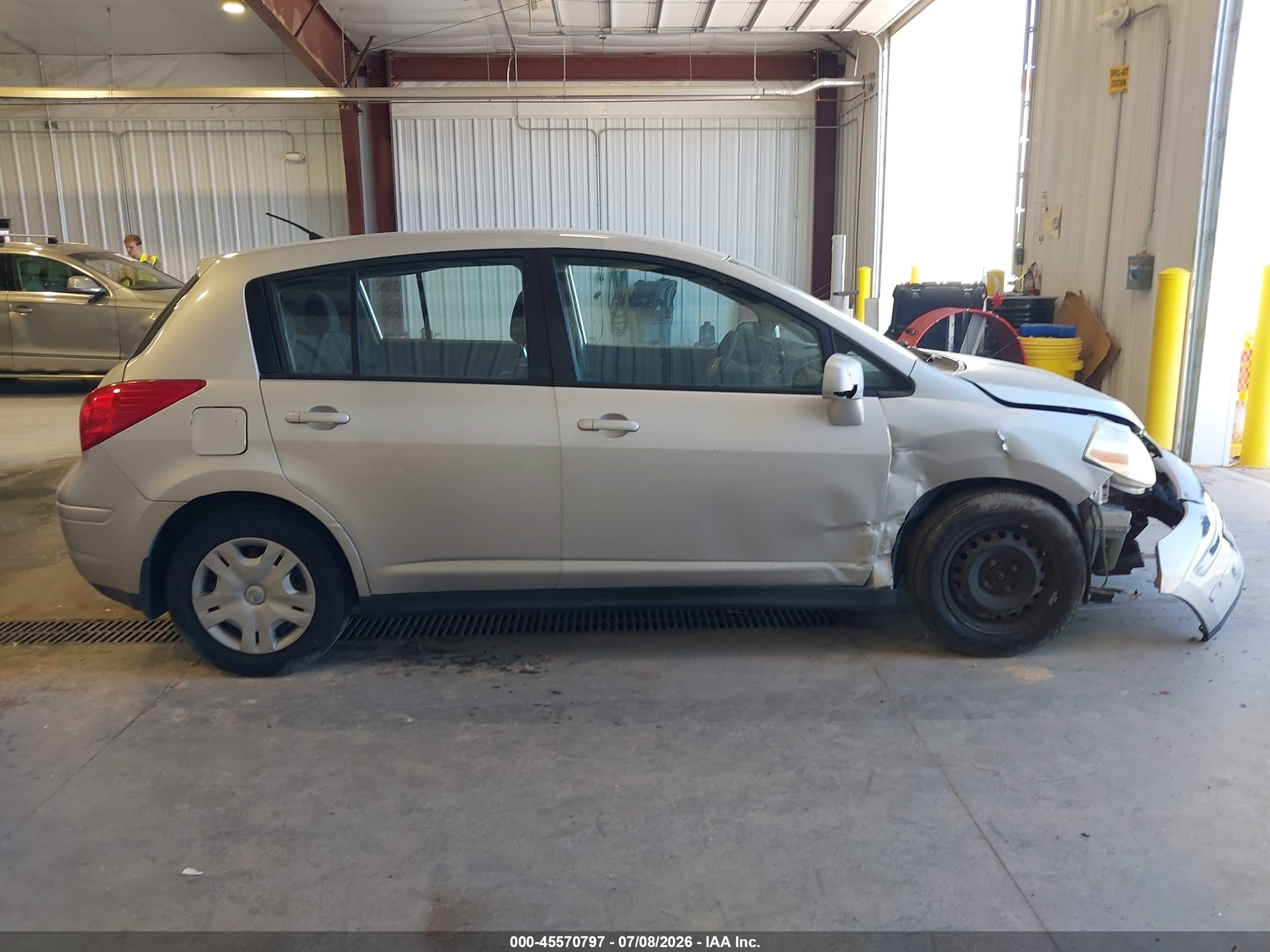 2011 Nissan Versa 1.8s Серебряный vin: 3N1BC1CP9BL474388