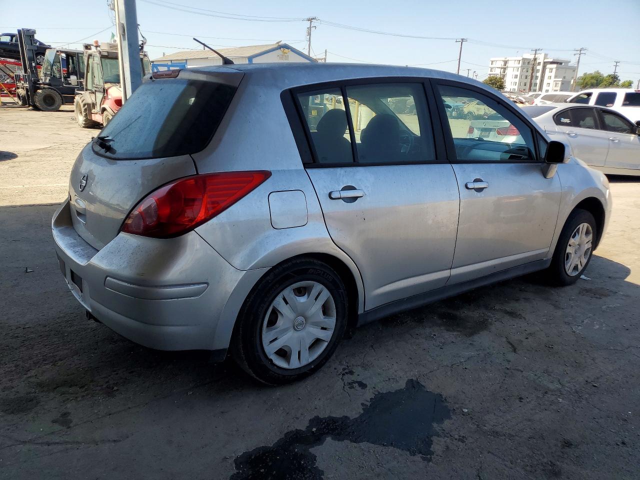 2011 Nissan Versa 1.8 S Серебряный vin: 3N1BC1CP9BL485939