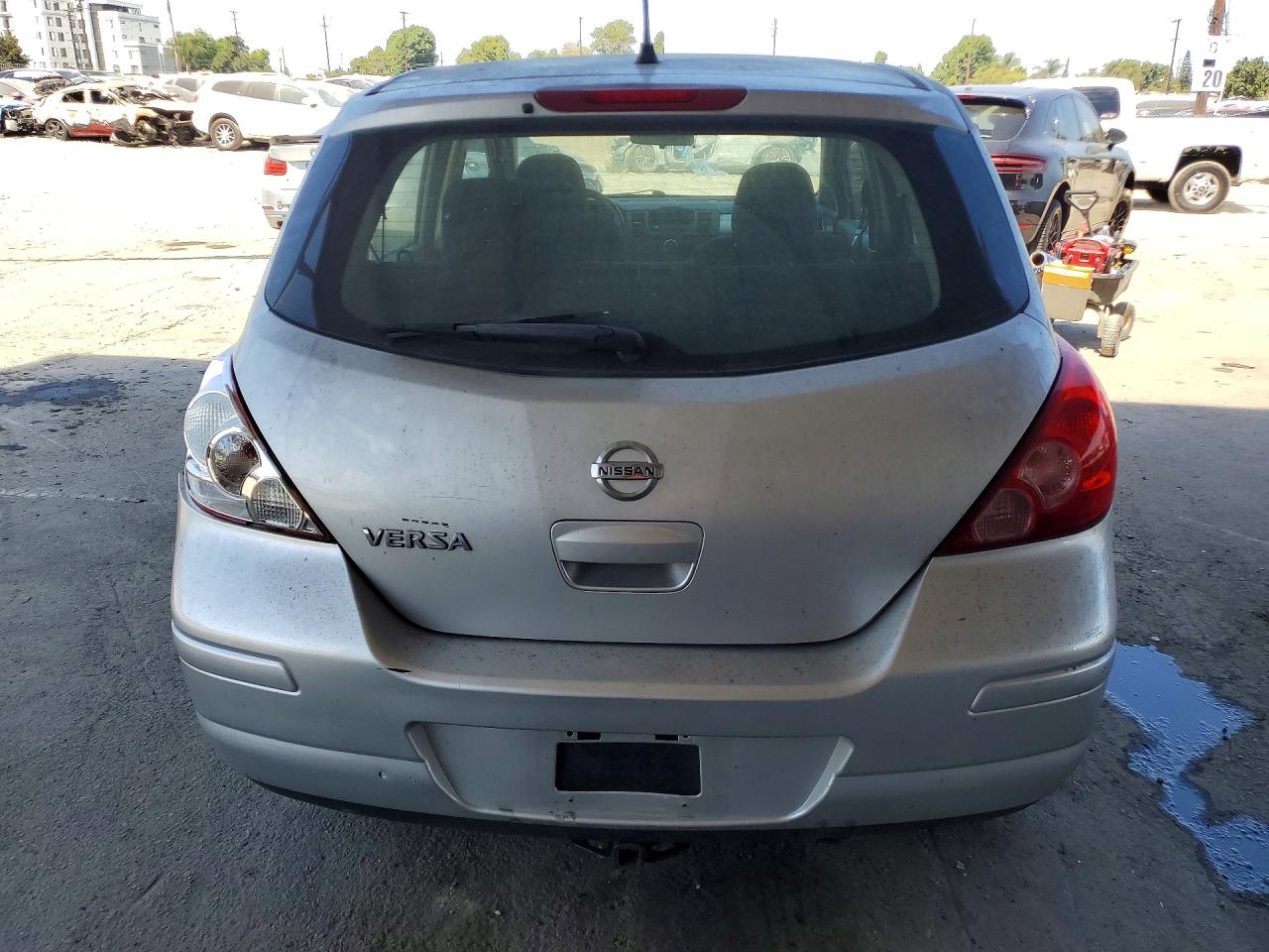 2011 Nissan Versa 1.8 S Серебряный vin: 3N1BC1CP9BL485939