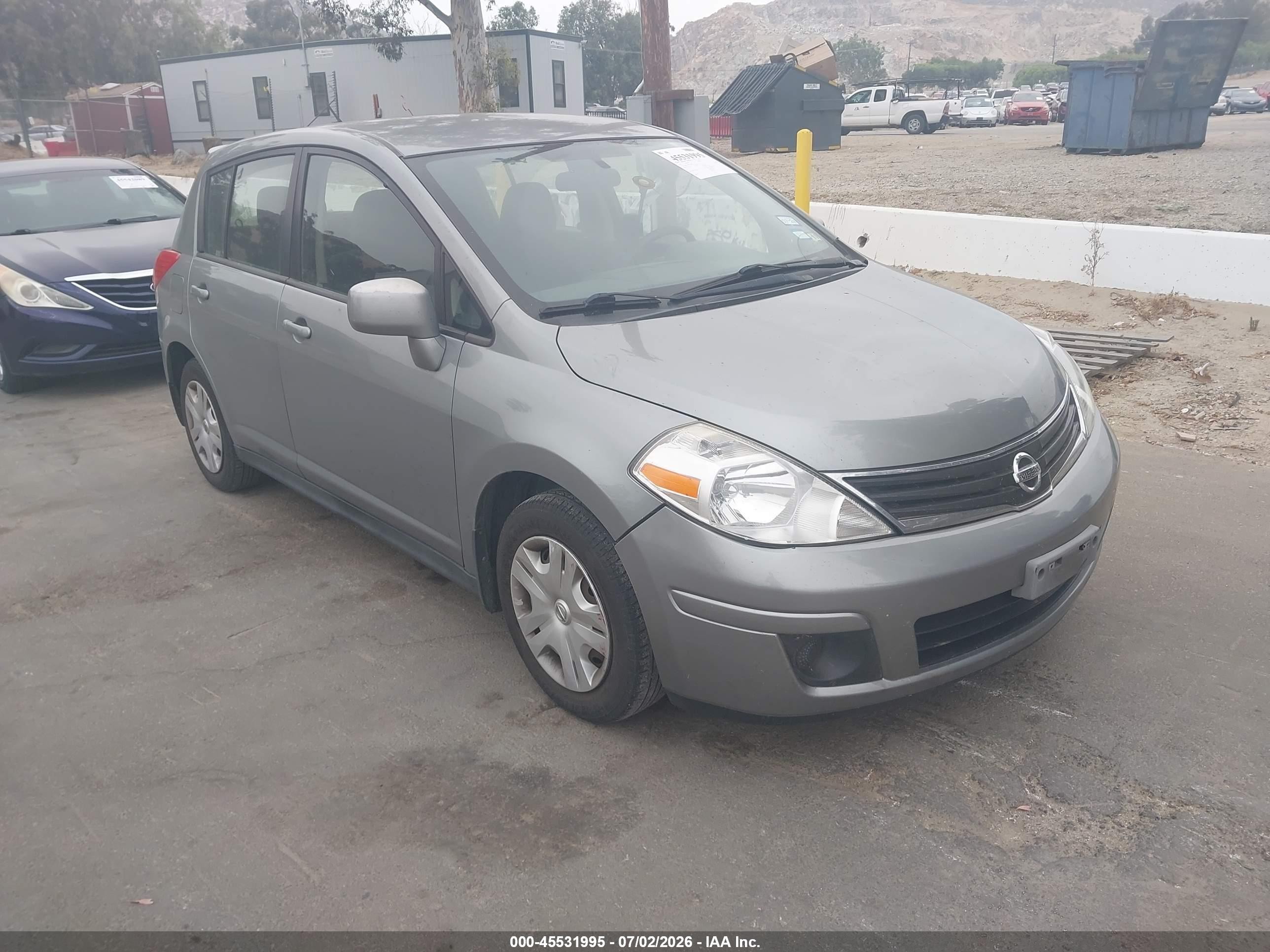 2012 Nissan Versa 1.8 S Серый vin: 3N1BC1CP9CK218047