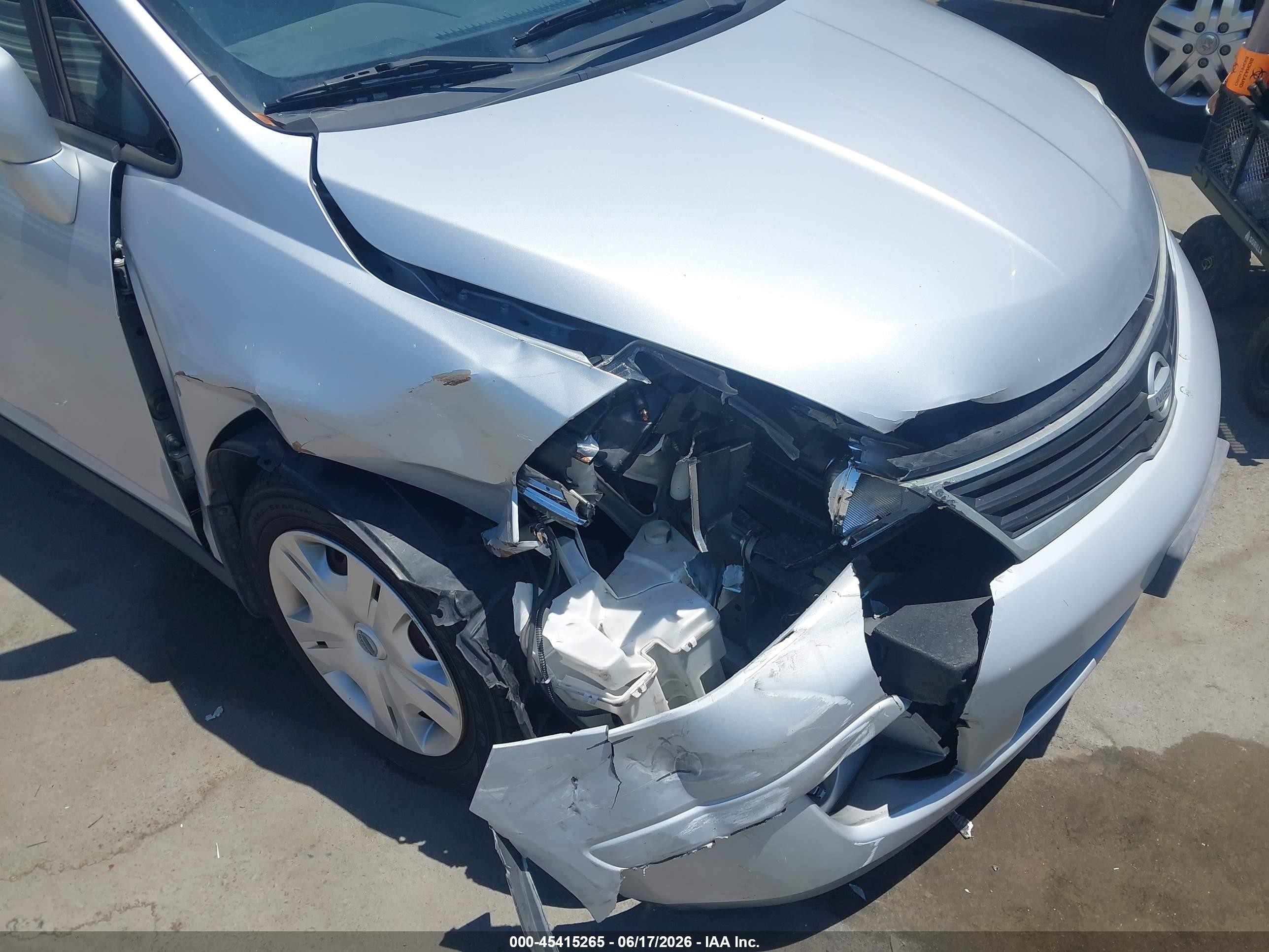 2010 Nissan Versa 1.8s Silver vin: 3N1BC1CPXAL413047