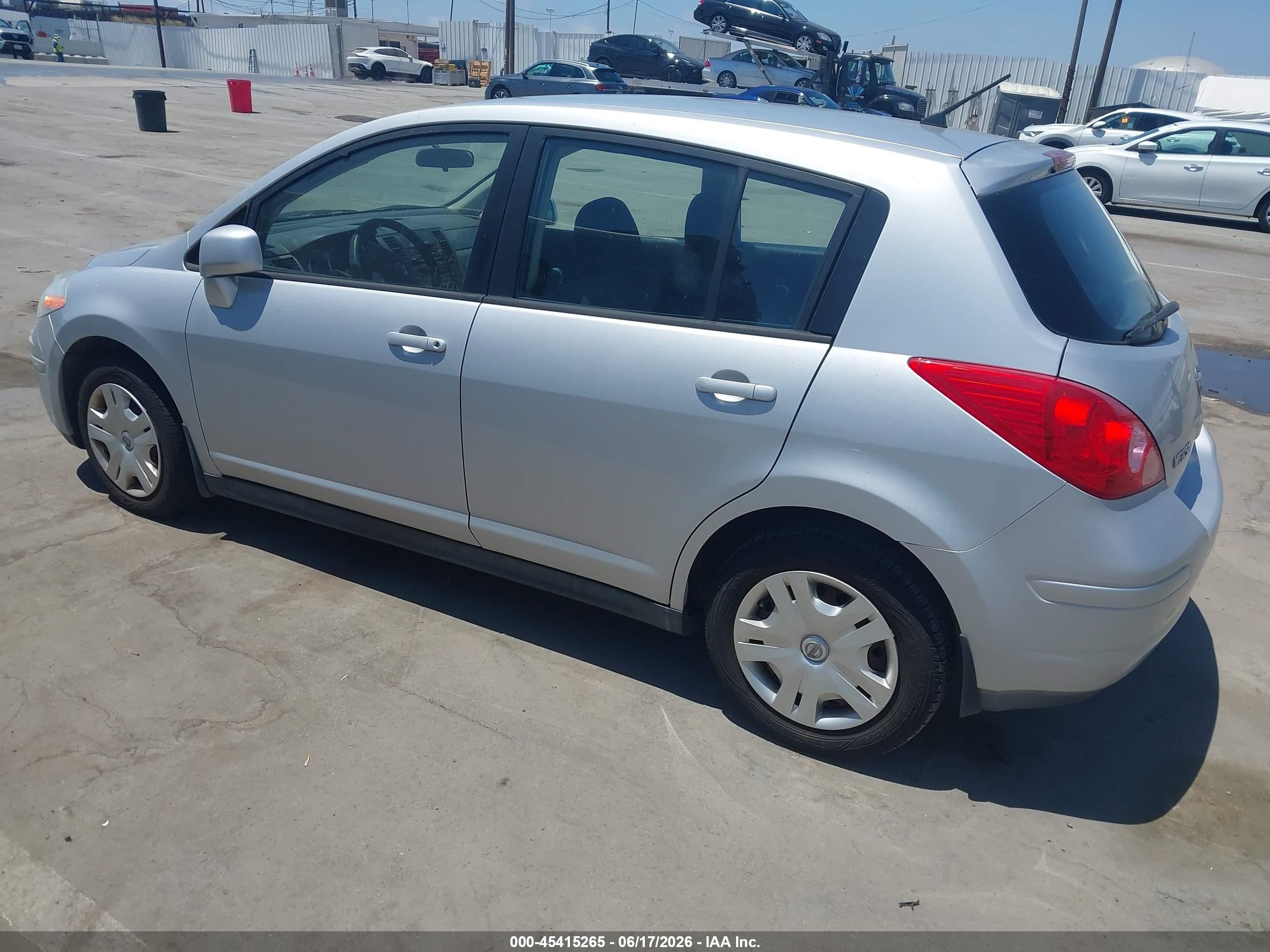 2010 Nissan Versa 1.8s Silver vin: 3N1BC1CPXAL413047