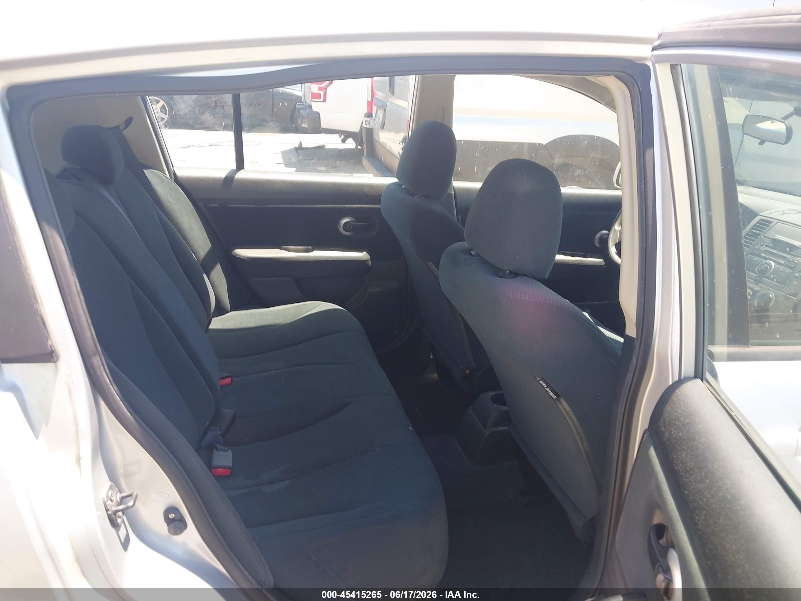 2010 Nissan Versa 1.8s Silver vin: 3N1BC1CPXAL413047