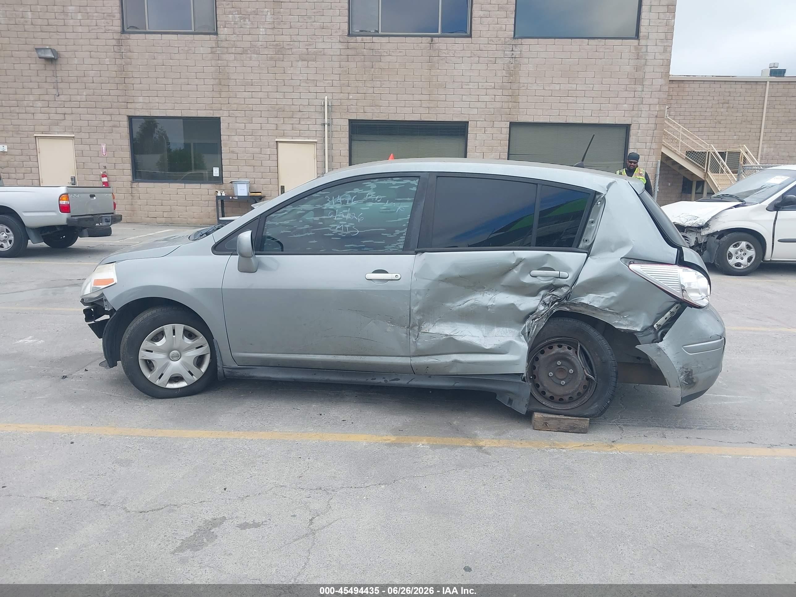 2010 Nissan Versa 1.8s Серый vin: 3N1BC1CPXAL427207