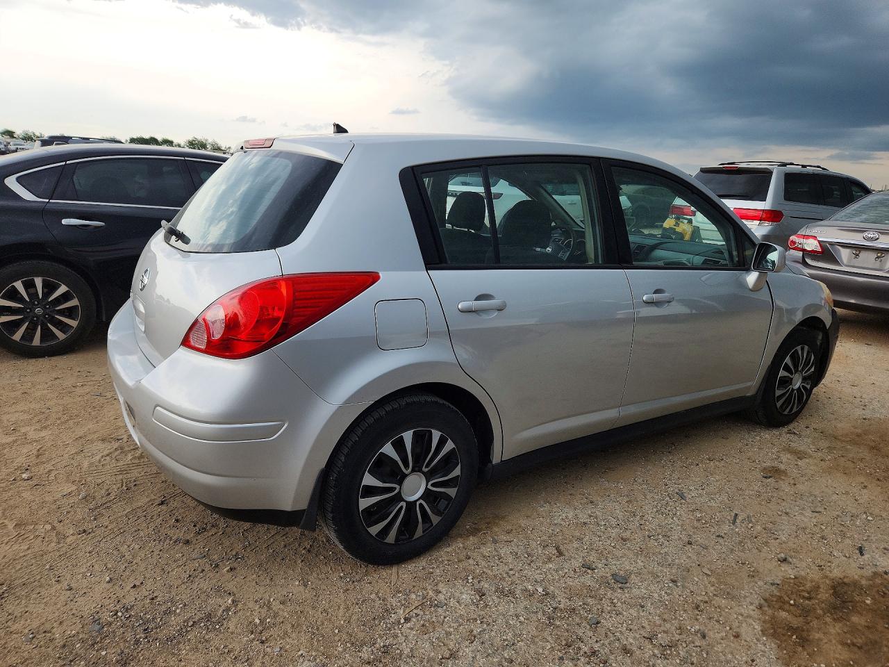 2011 Nissan Versa 1.8 S Silver vin: 3N1BC1CPXBL359766