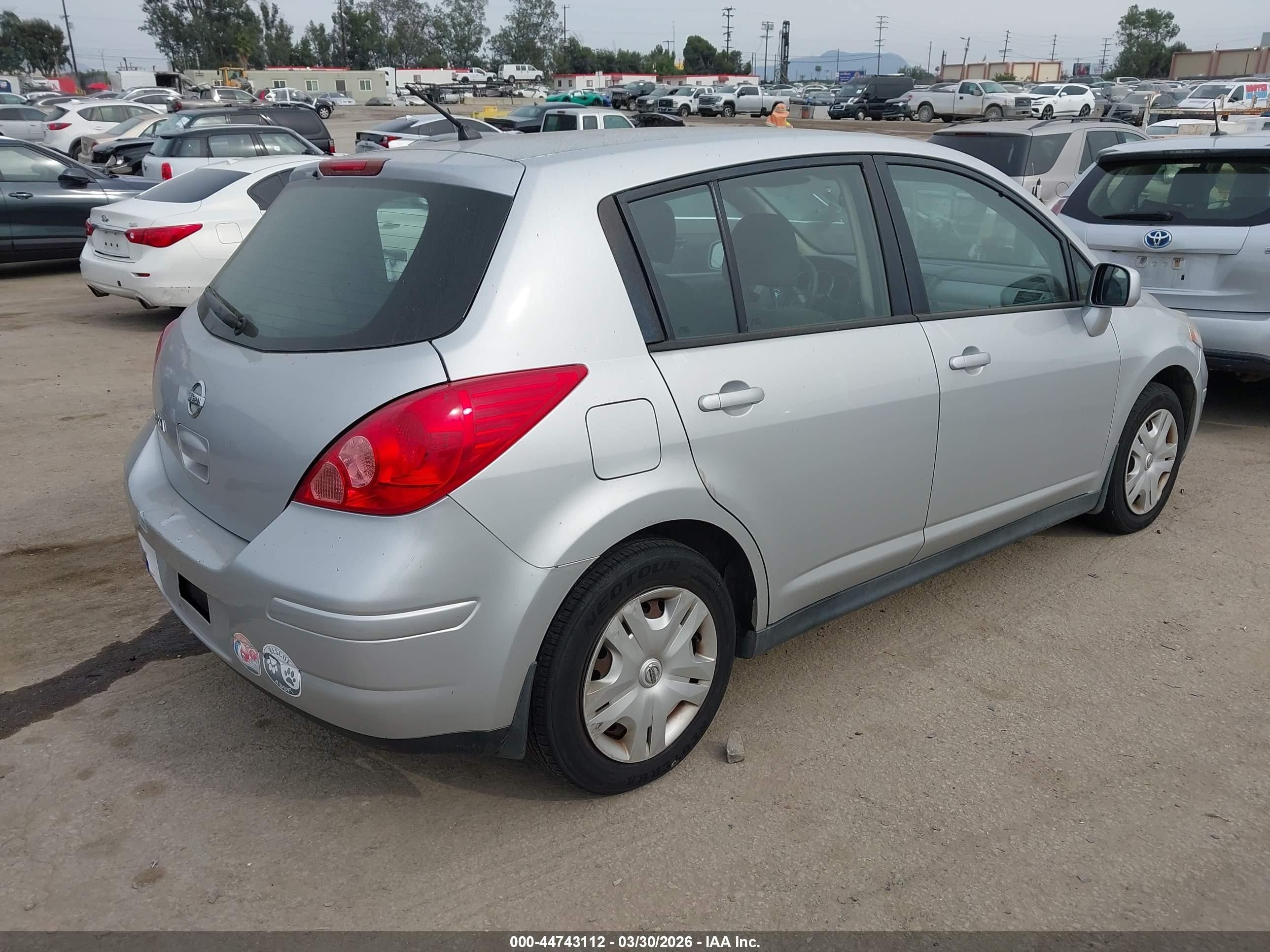 2011 Nissan Versa 1.8s Silver vin: 3N1BC1CPXBL367432