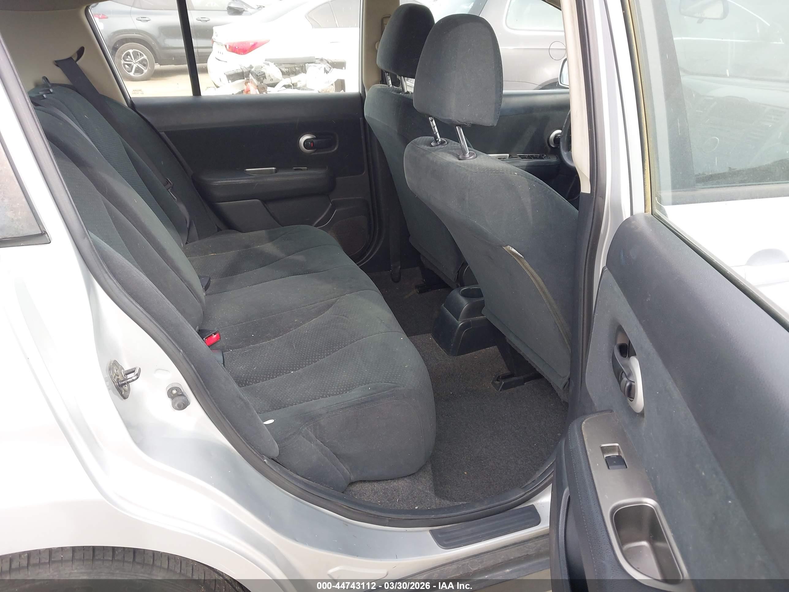 2011 Nissan Versa 1.8s Silver vin: 3N1BC1CPXBL367432