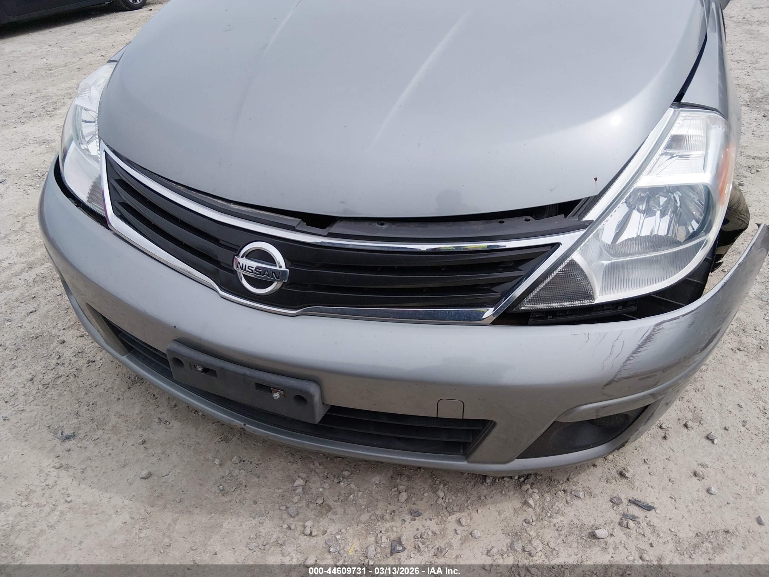 2011 Nissan Versa 1.8s Silver vin: 3N1BC1CPXBL394419