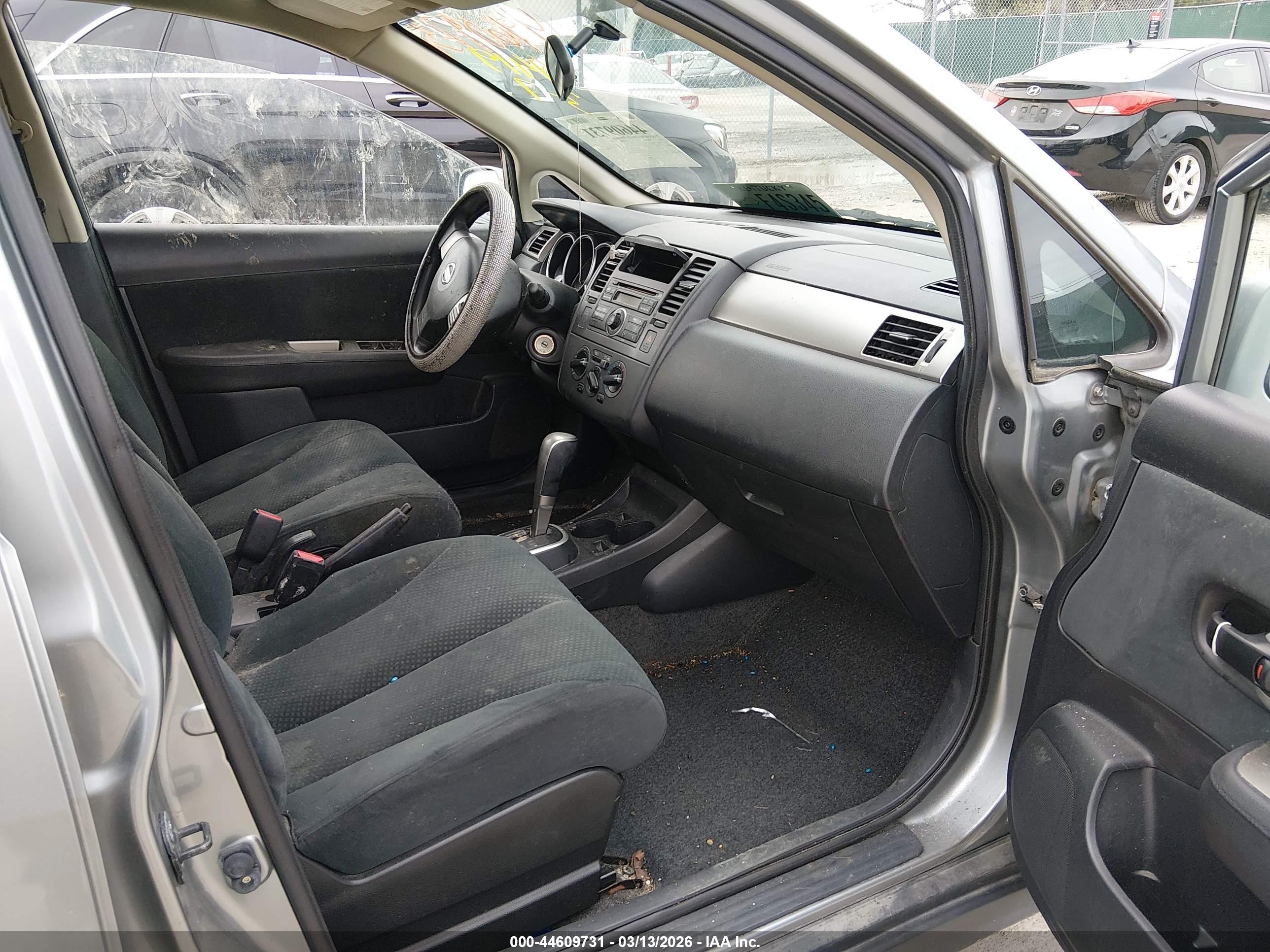 2011 Nissan Versa 1.8s Silver vin: 3N1BC1CPXBL394419