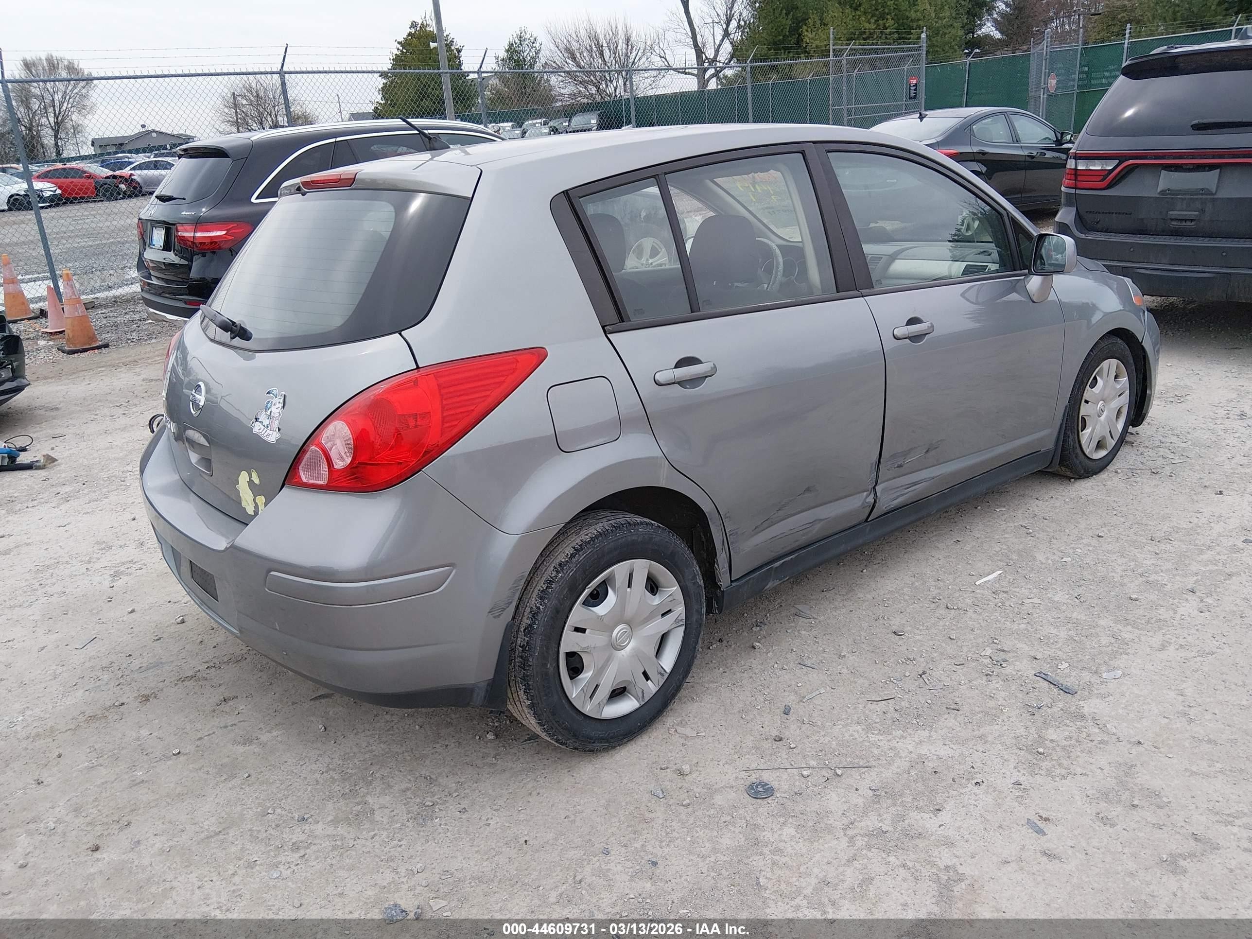 2011 Nissan Versa 1.8s Silver vin: 3N1BC1CPXBL394419
