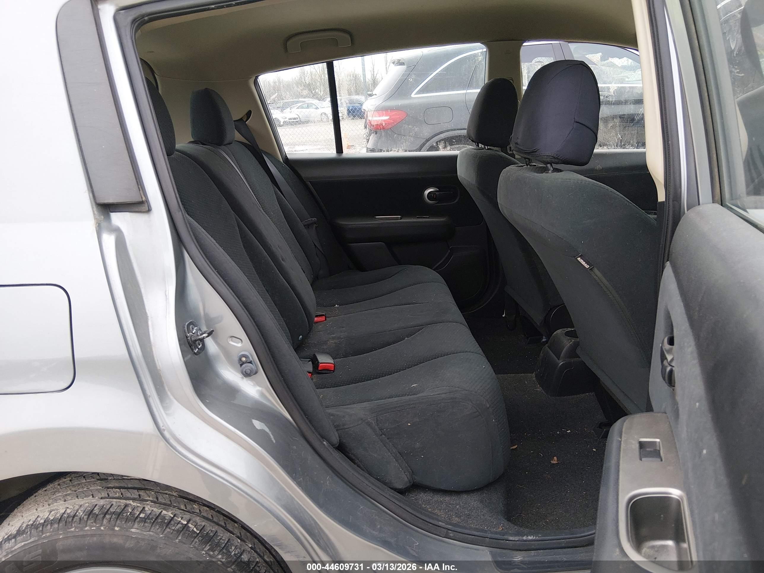 2011 Nissan Versa 1.8s Silver vin: 3N1BC1CPXBL394419