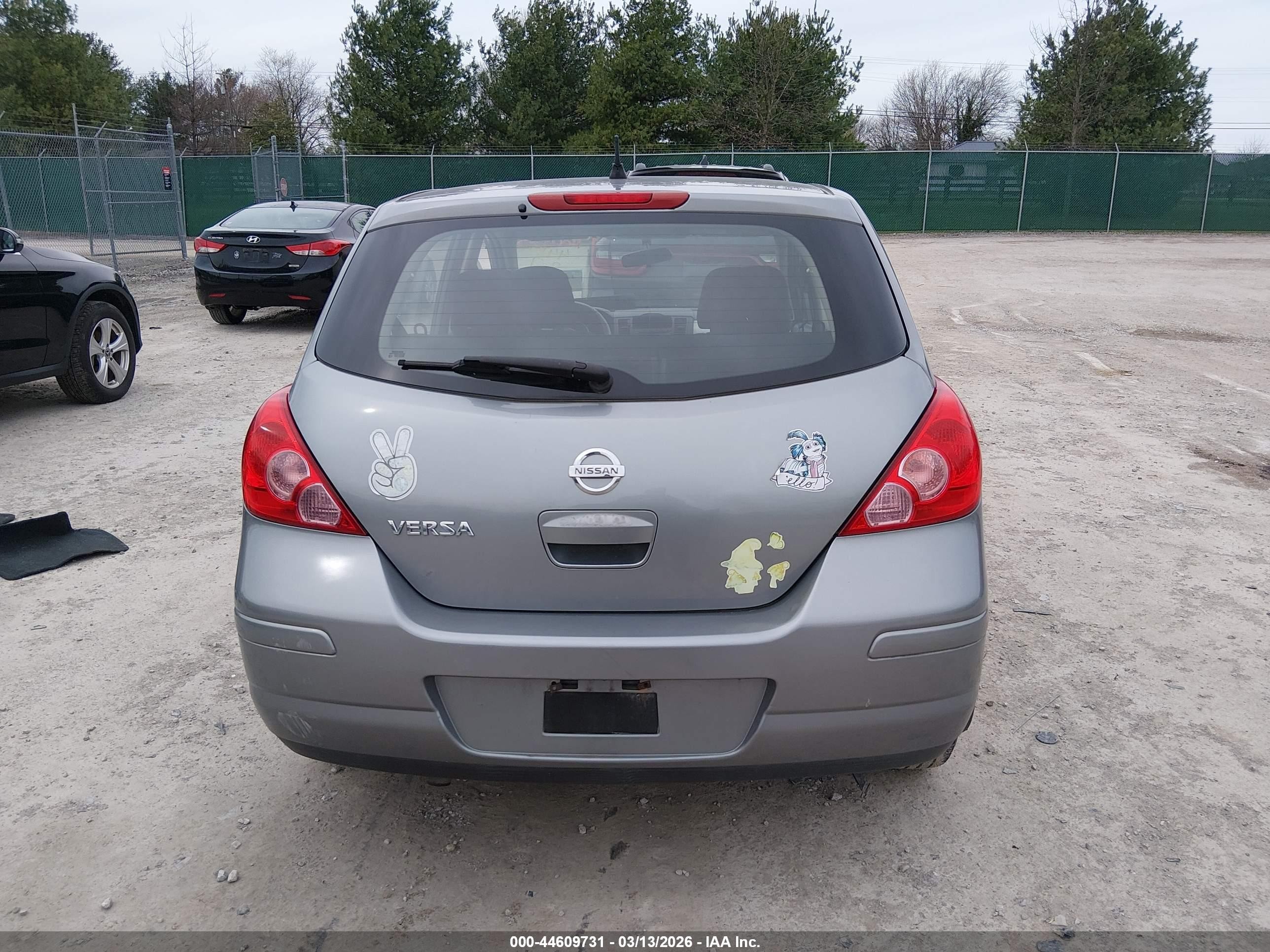2011 Nissan Versa 1.8s Silver vin: 3N1BC1CPXBL394419