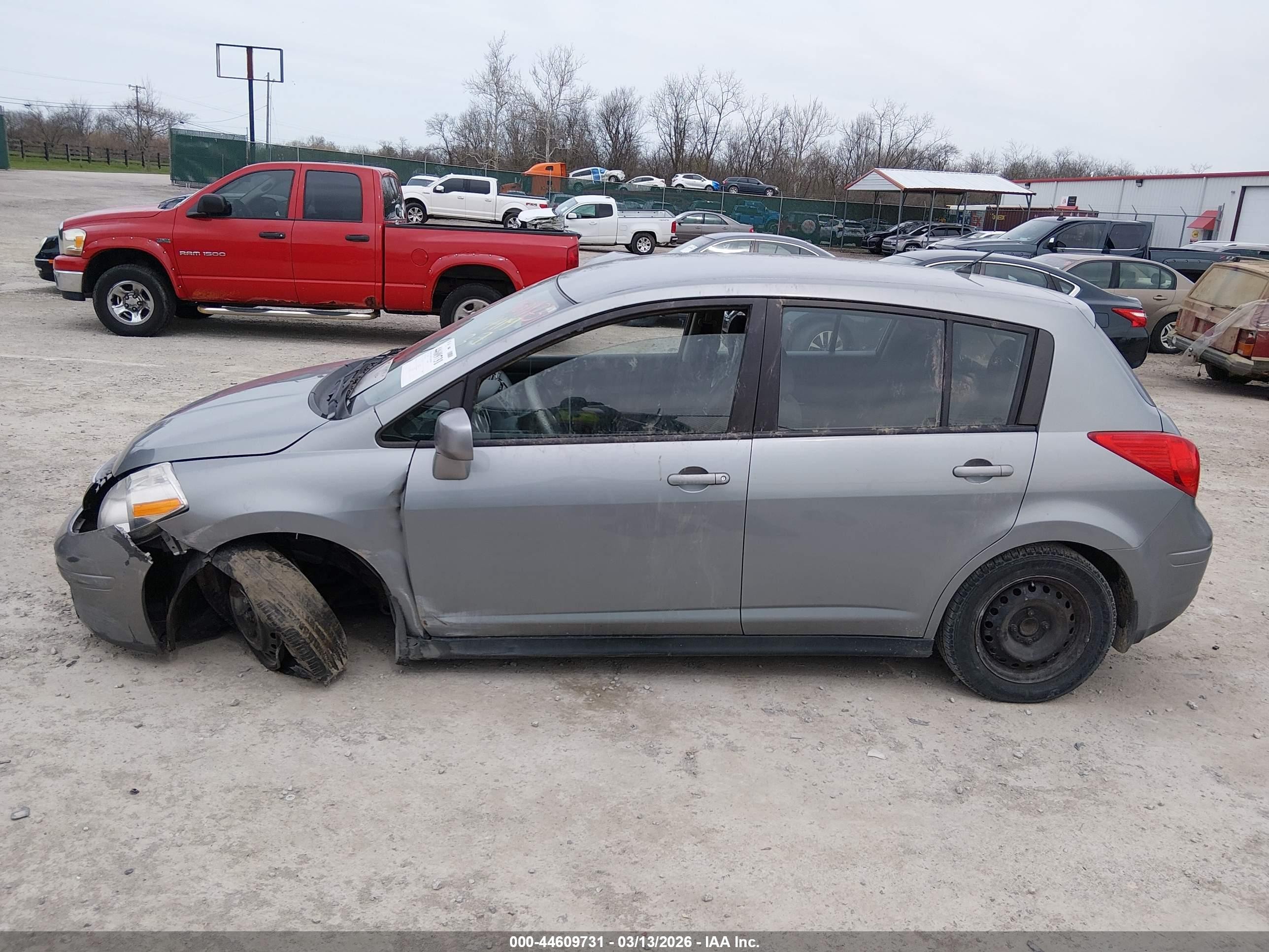 2011 Nissan Versa 1.8s Silver vin: 3N1BC1CPXBL394419